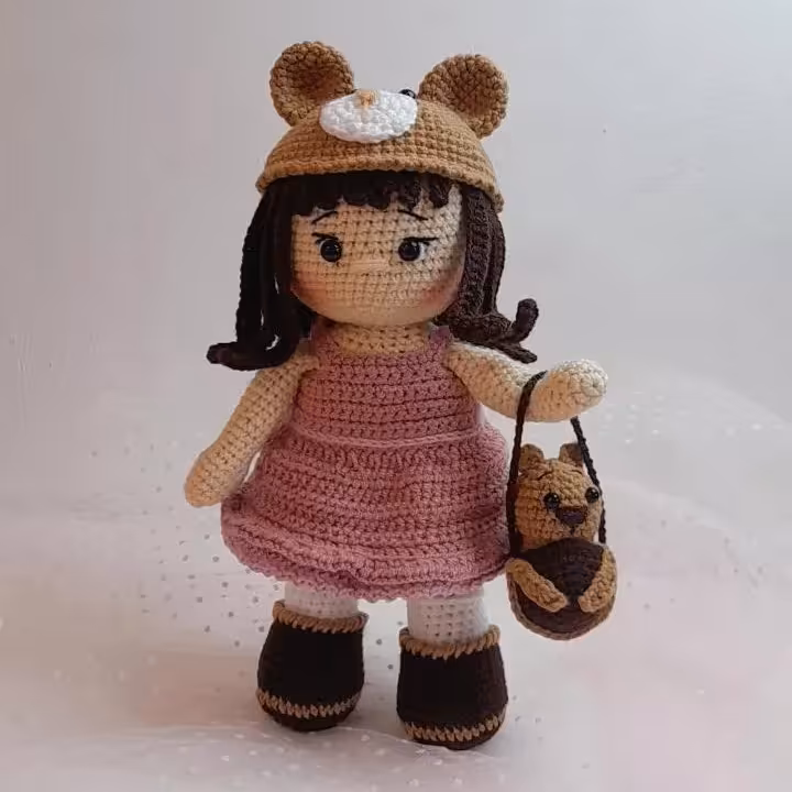 عروسک دختر کلاه خرسی