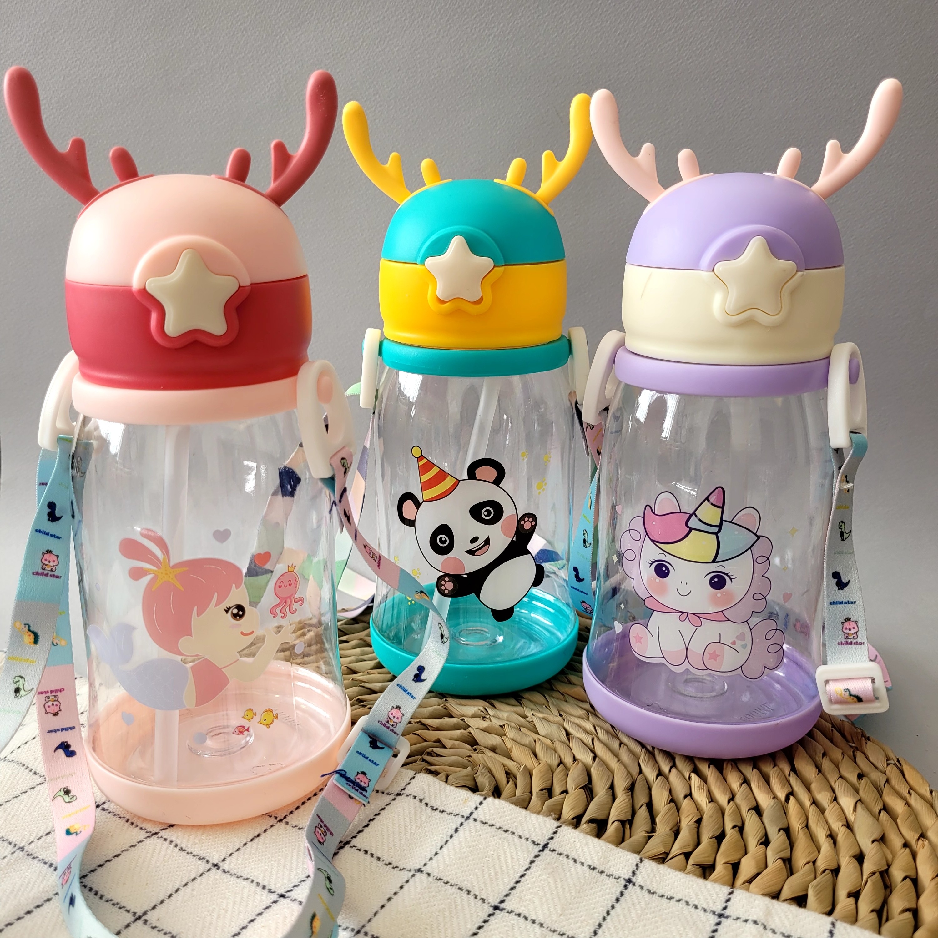 قمقمه کودک مدل گوزن شاخدار اکرولیک نی دار به همراه بند رودوشی با گنجایش 0.5 لیتر