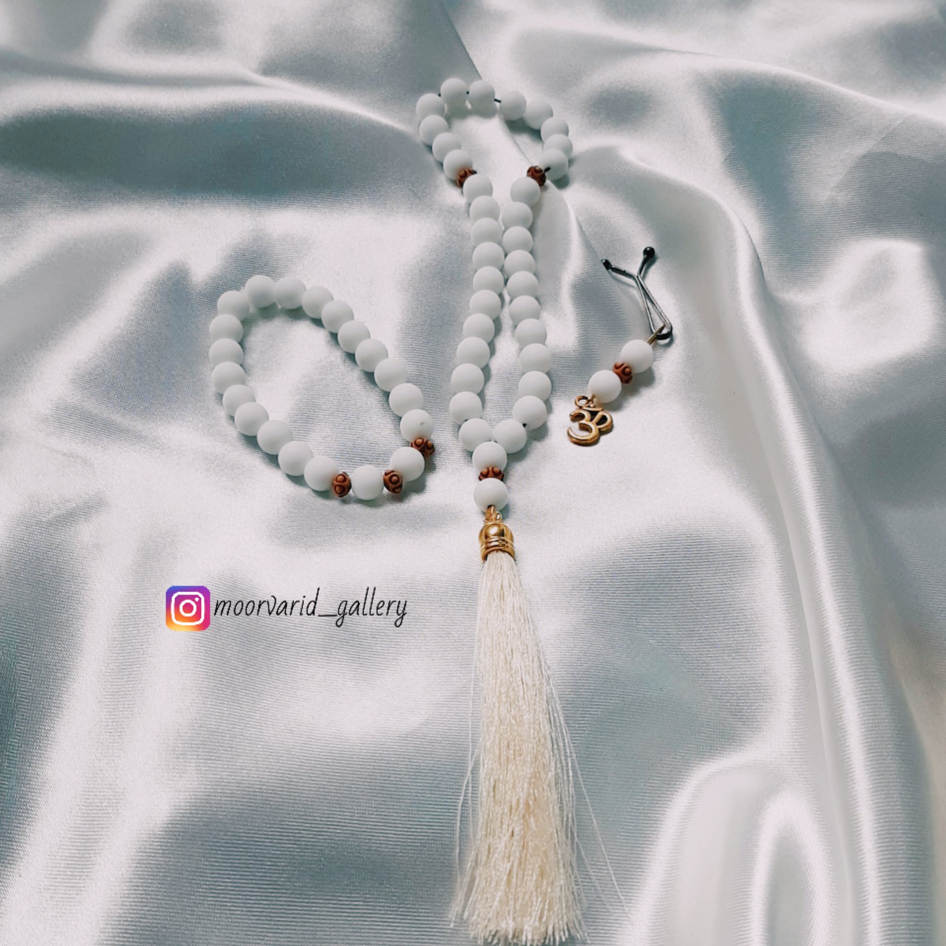 ست تسبیح دستبند و گیره روسری (گیره حجاب )با سنگ اونیکس سفید
