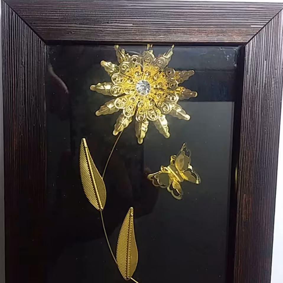 تابلو  گل و پروانه با برش ظریف و طرح طلا 