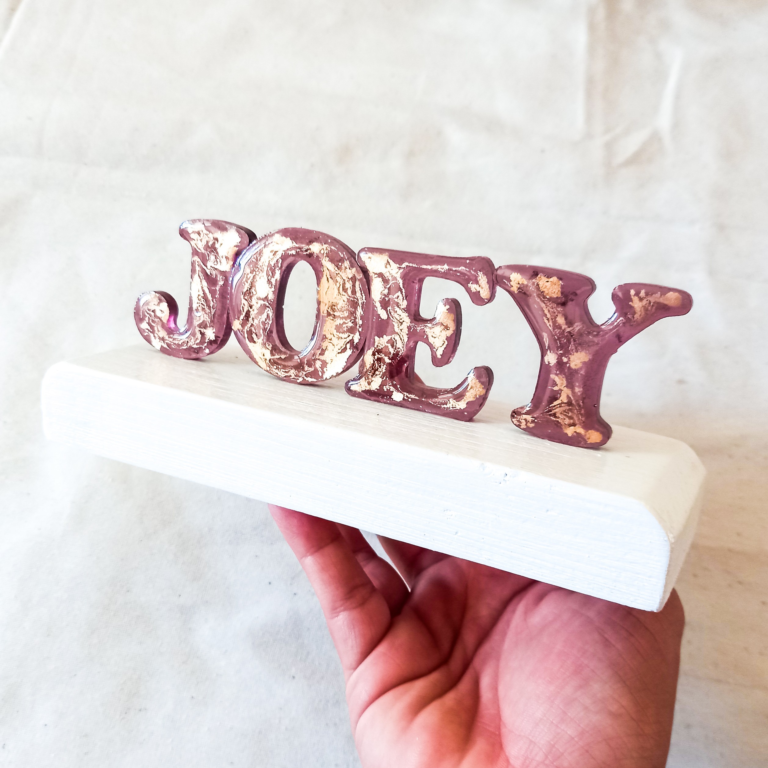 استند اسم با پایه چوبی