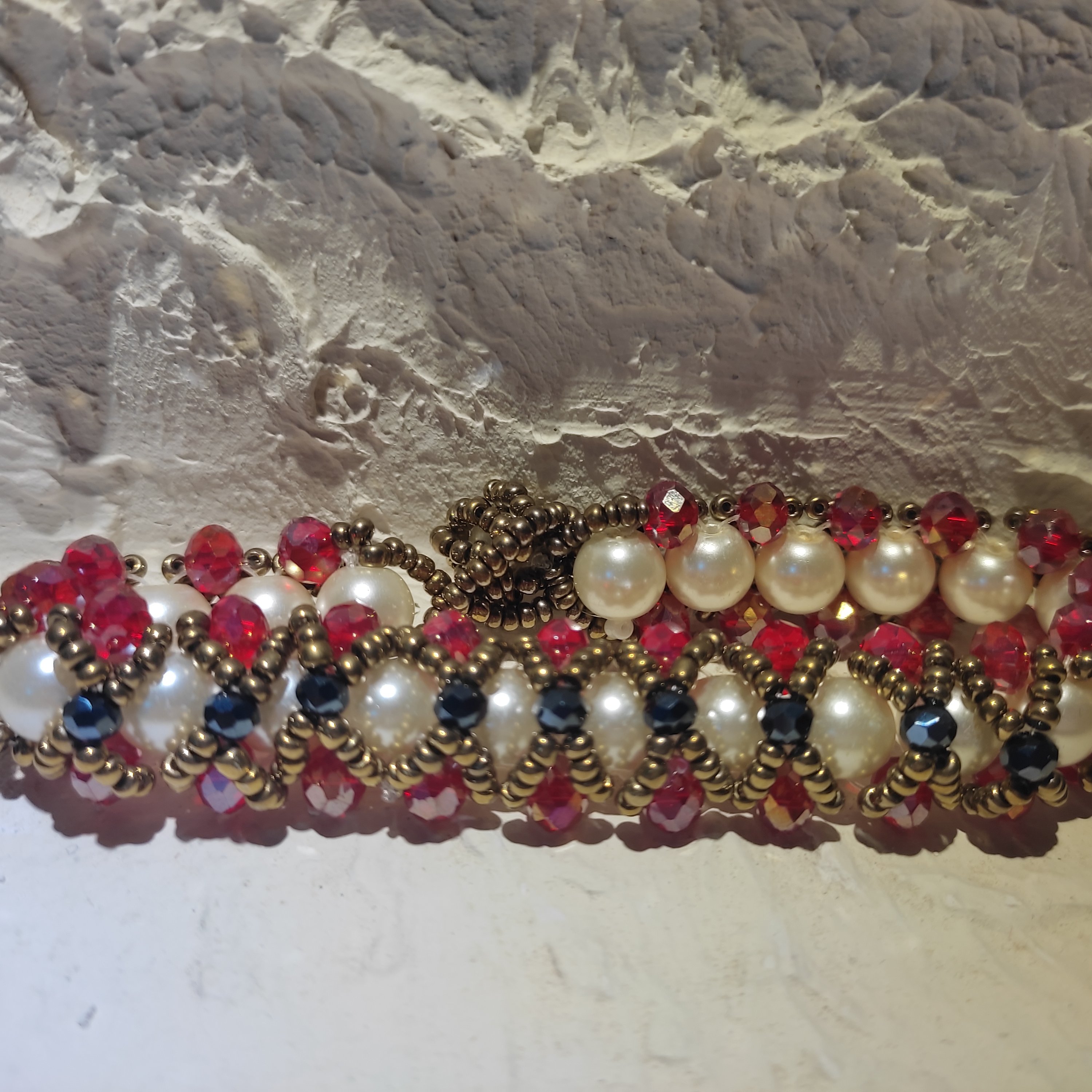 دستبند مروارید و منجوق و مهره کار شده رنگی بسیار زیبا 