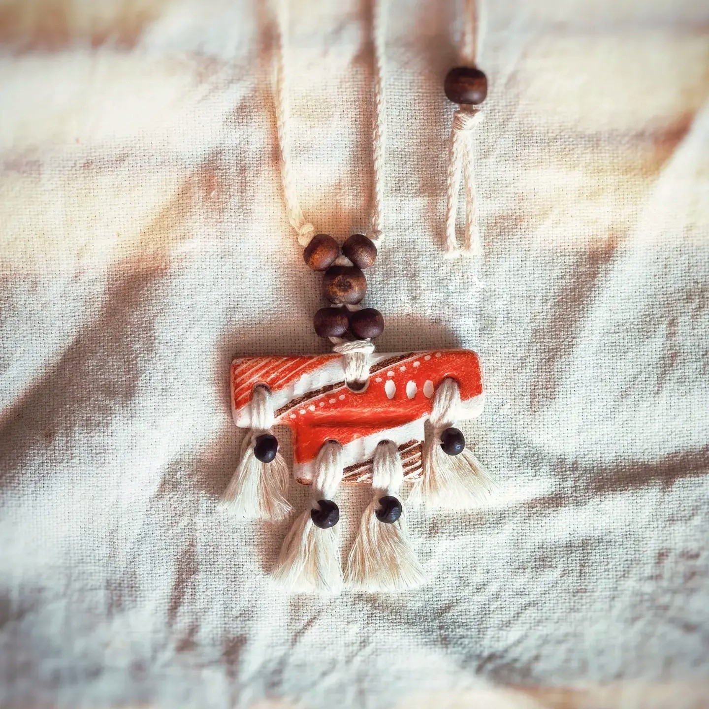  گردن آویز سرامیکی  بوهومین، دوبار کوره رفته، قابل شستشو و رنگ ثابت و لعاب داره.تلفیق مکرومه و چوب، همراه جعبه فانتزی 