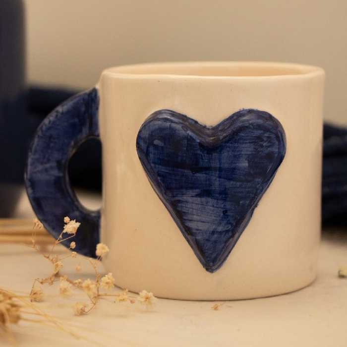 ماگ قلب برجسته سرامیکی پرسلان دستساز طرح آبرنگی آبی سرمه ای