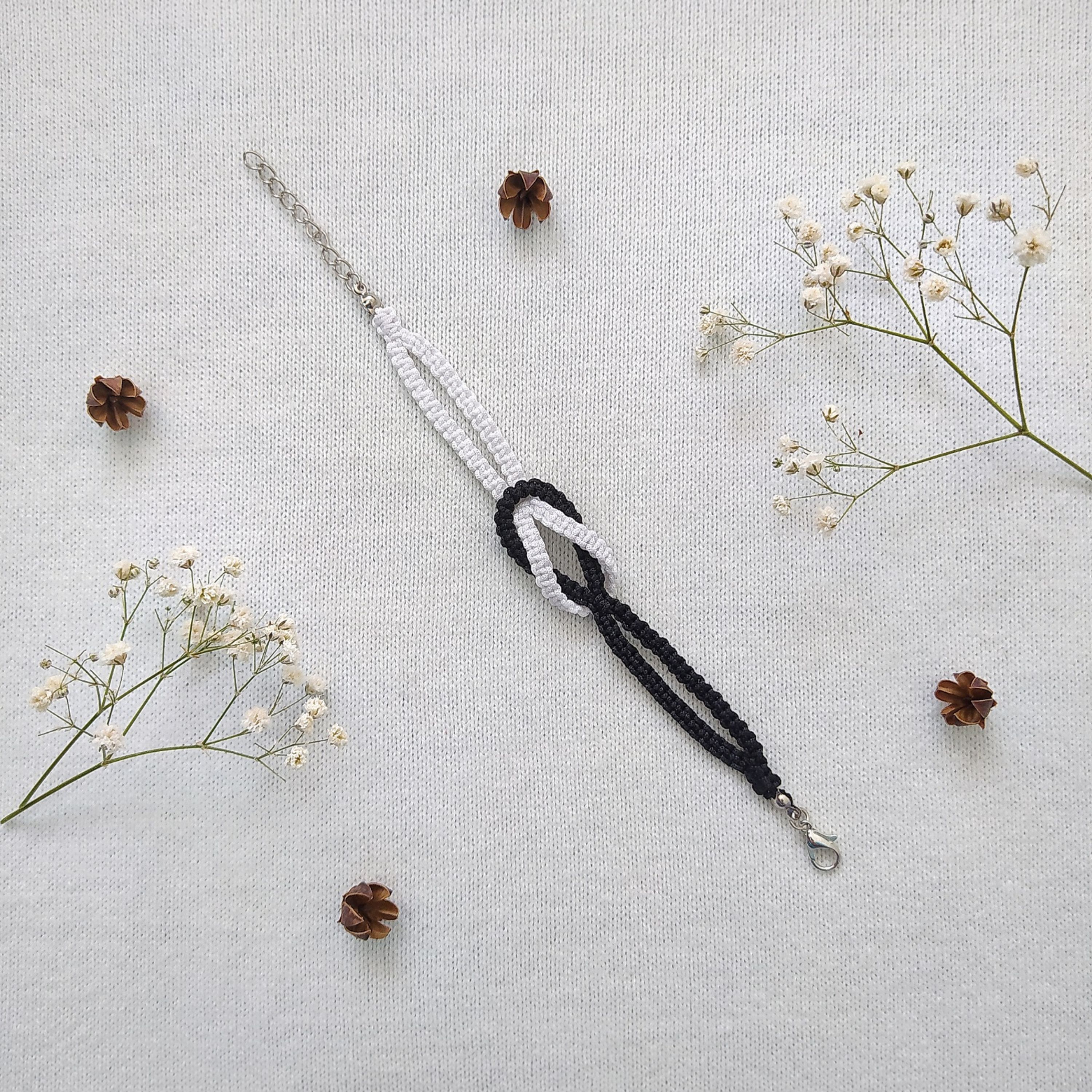 دستبند اسپرت دست باف طرح حلقه سفید مشکی 