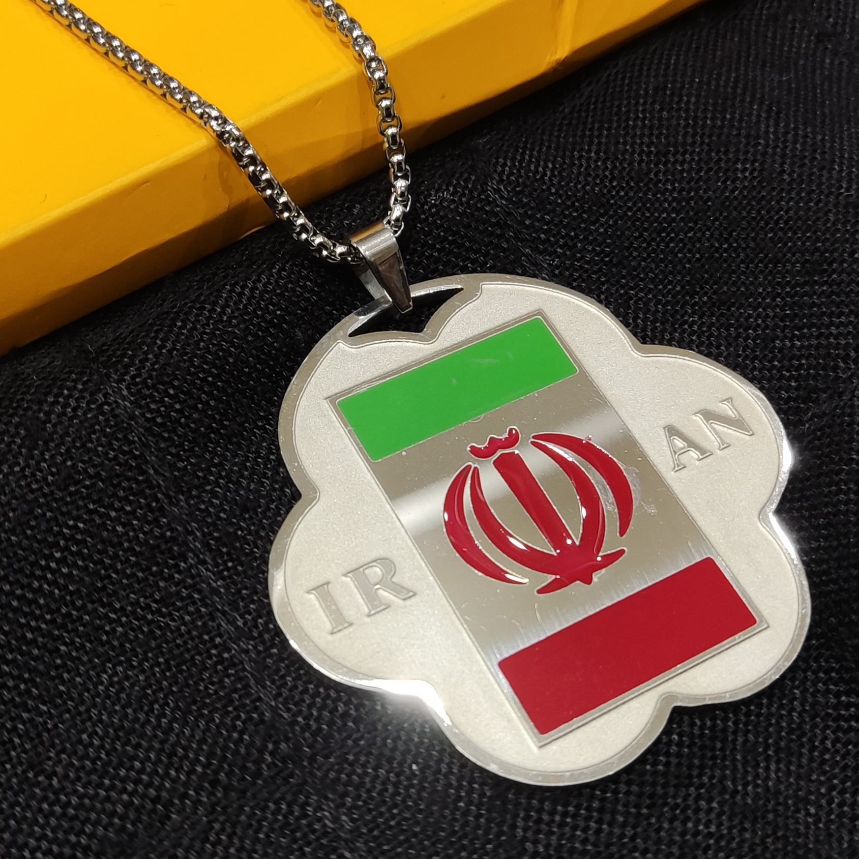 گردنبند پرچم ایران استیل رنگ ثابت همراه زنجیر استیل رنگ ثابت طول60سانتی بافت ویتالی 