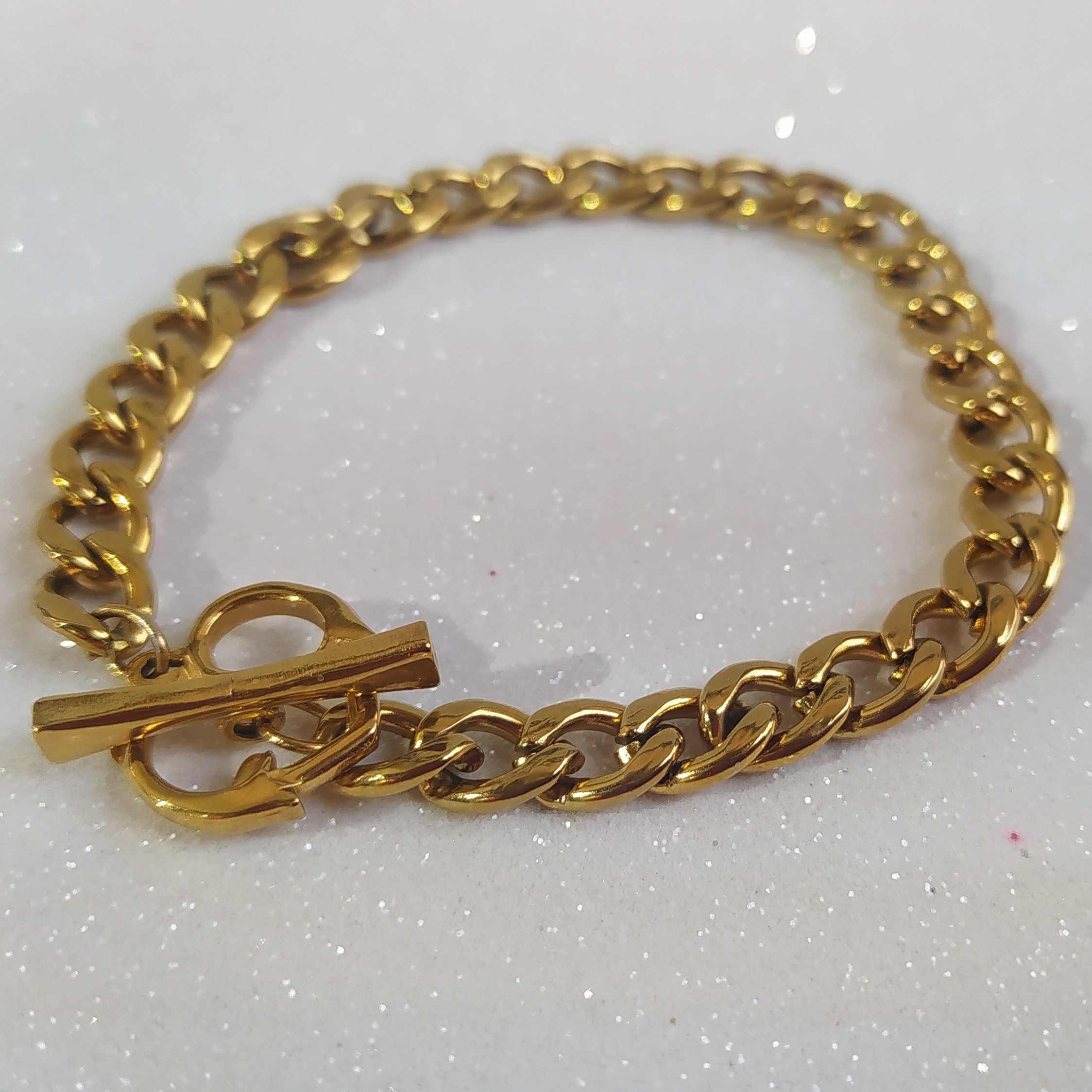 دستبند کارتیر طلایی(جنس استیل قفل جدید) ابکاری طلایی قوی بدون تغییر رنگ دستبند با قفل تی