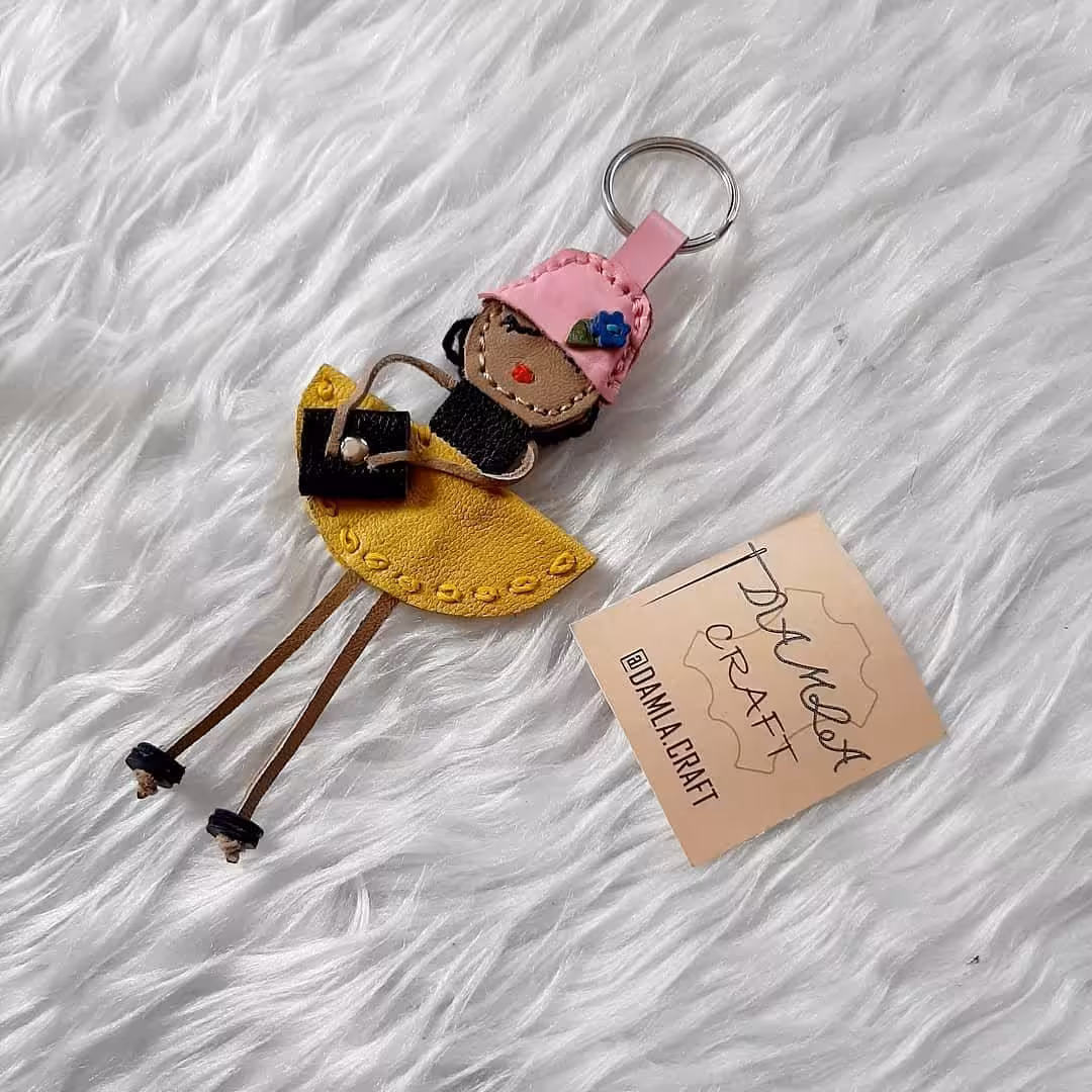 جاکلیدی چرمی
چرم طبیعی بزی 
اندازه 13 سانتی متر 
دوخته شده با نخ ابریشم کنه موم زده