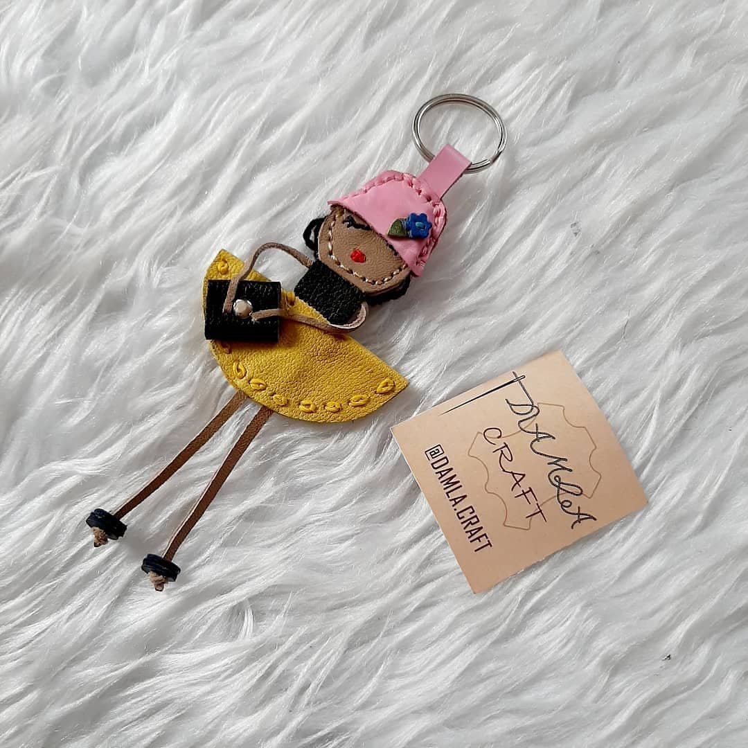 جاکلیدی چرمی
چرم طبیعی بزی 
اندازه 13 سانتی متر 
دوخته شده با نخ ابریشم کنه موم زده