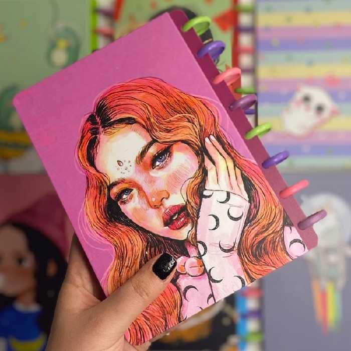 دفتر دکمه ای 100 برگ طرح دختر جلد سخت سویل کد 02