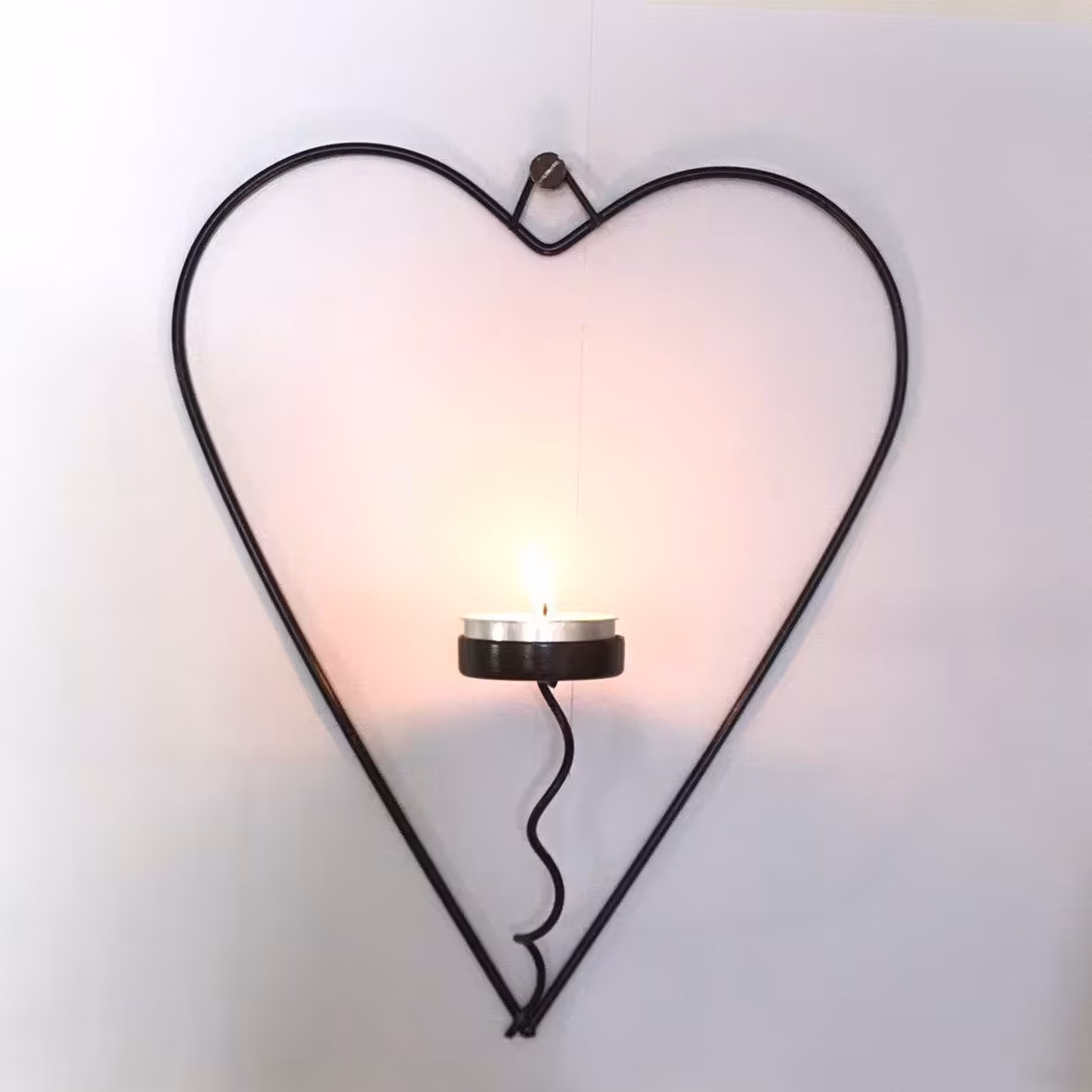 آویز جا شمعی دیواری شکل قلب فلزی وارداتی 
قابل استفاده در همه جا هم منازل و هم محل کار 
بهترین دیزاین دیوار با شمع 
عالی