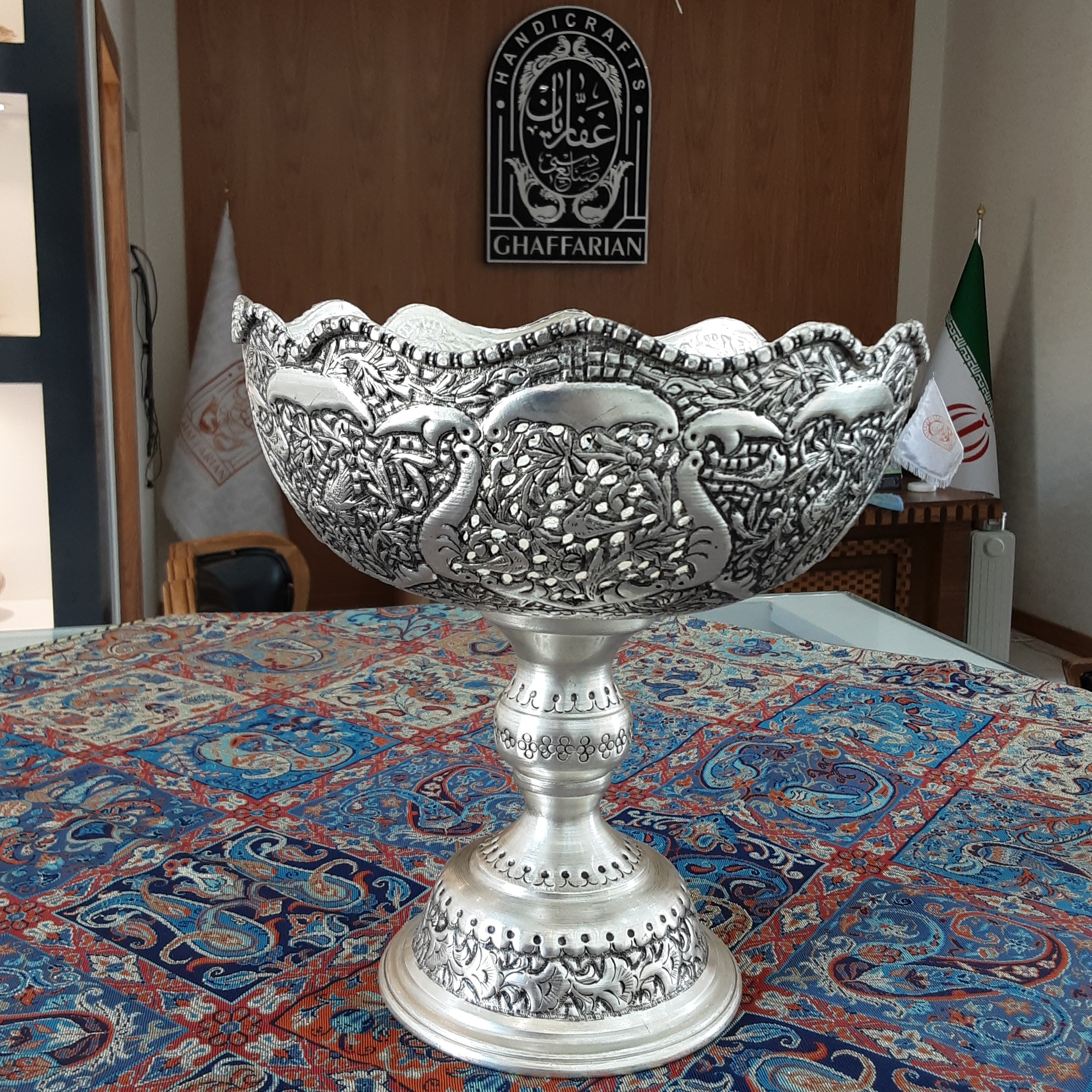 صنایع دستی-کاسه پایه دار قلمزنی گل و مرغ-نقره فام