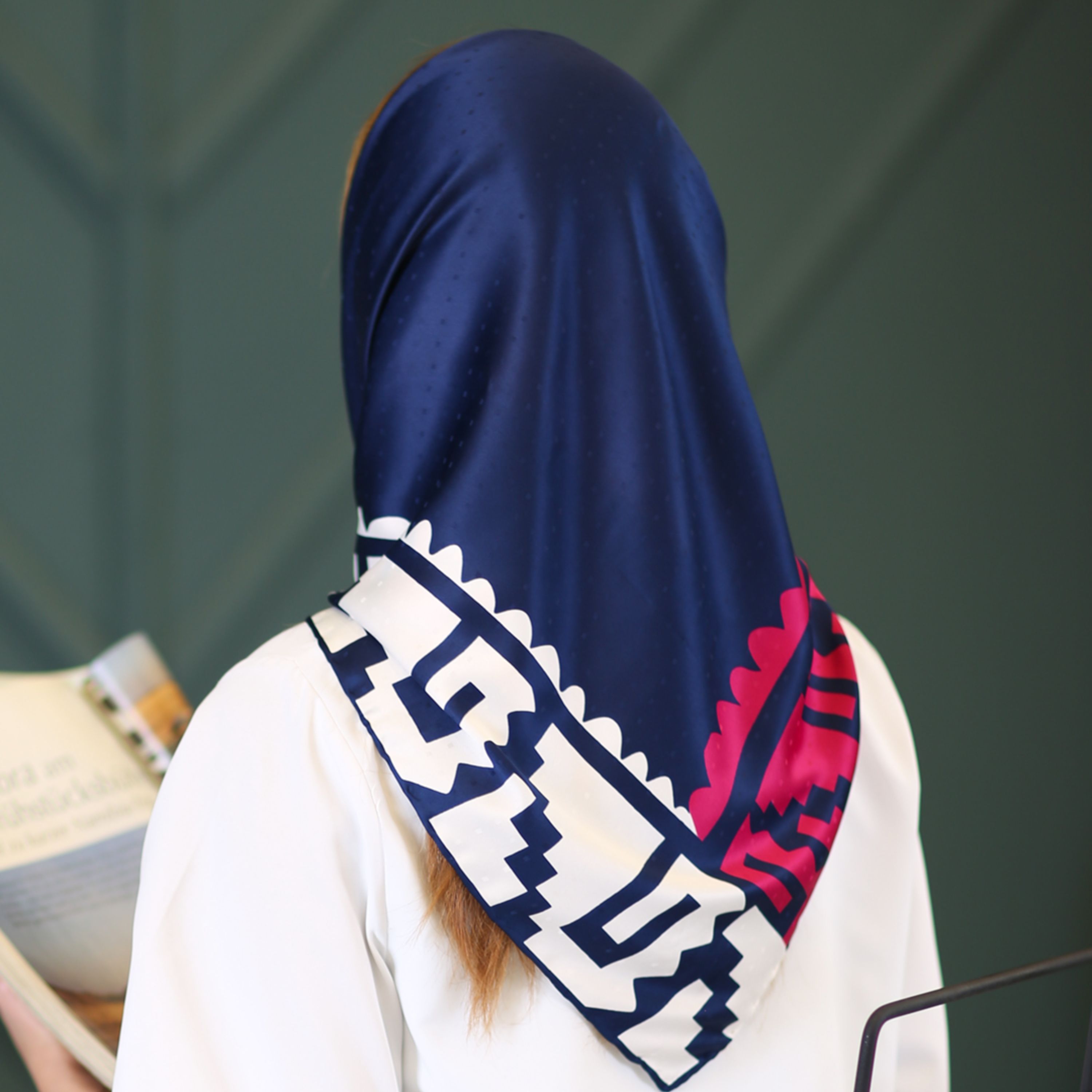 روسری زنانه ساتن رایون سوزنی دست دوز