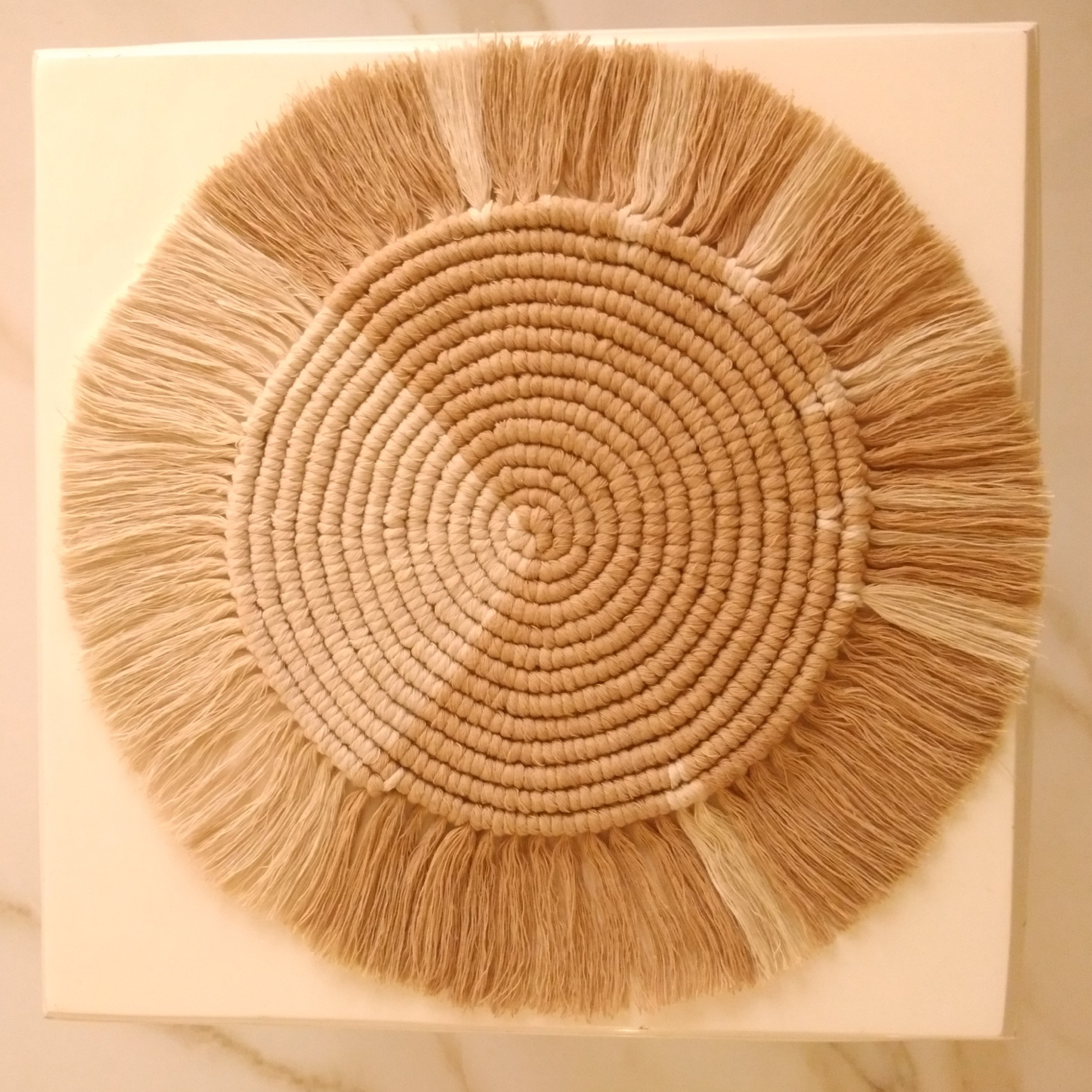 زیر بشقابی مکرومه کرمی