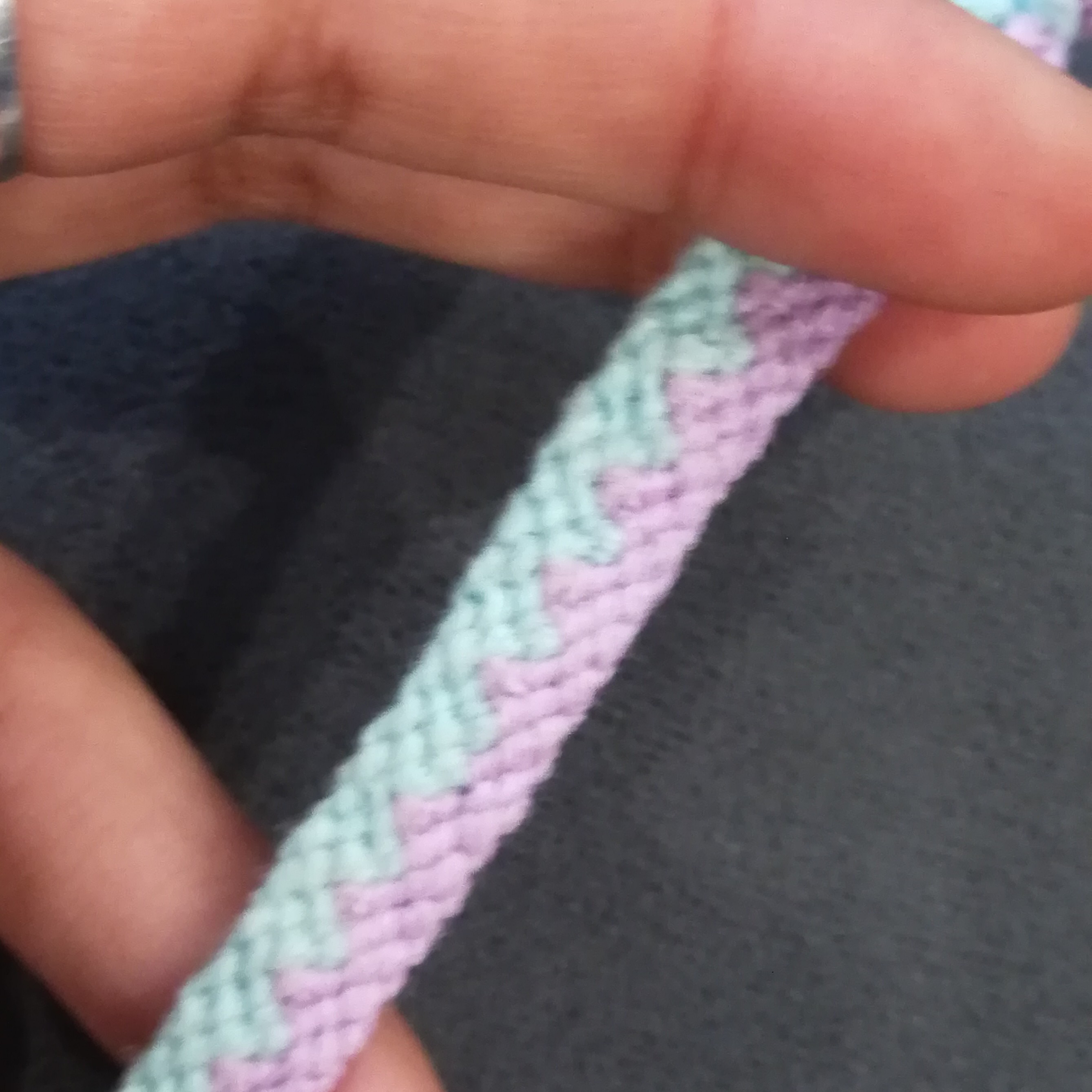 دستبند دوستی بافتنی طرح زیکزاگی یاسی و آبی