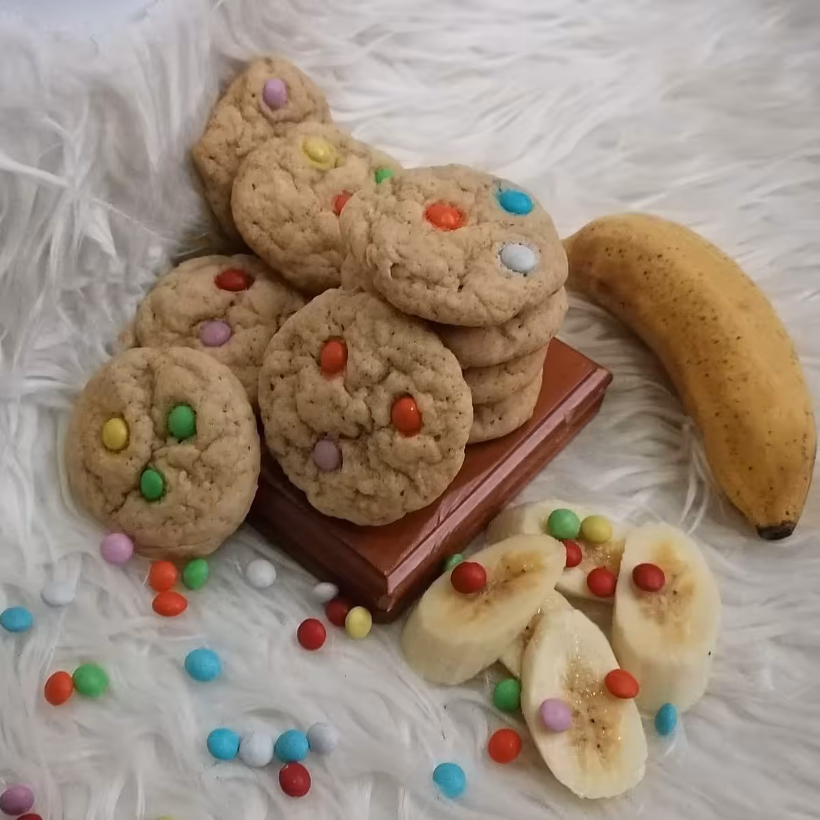 کوکی موز  با تزیین اسمارتیز، تهیه شده با شکر قهوه ای