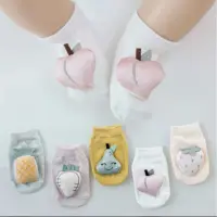 جوراب نوزادی بشدت کیوت و دلبر. کار وارداتی اورجینال. جنس نخ پنبه لطیف و نرم. مناسب تا دو سال. رنگهای شاد. گوگولی و نقلی.