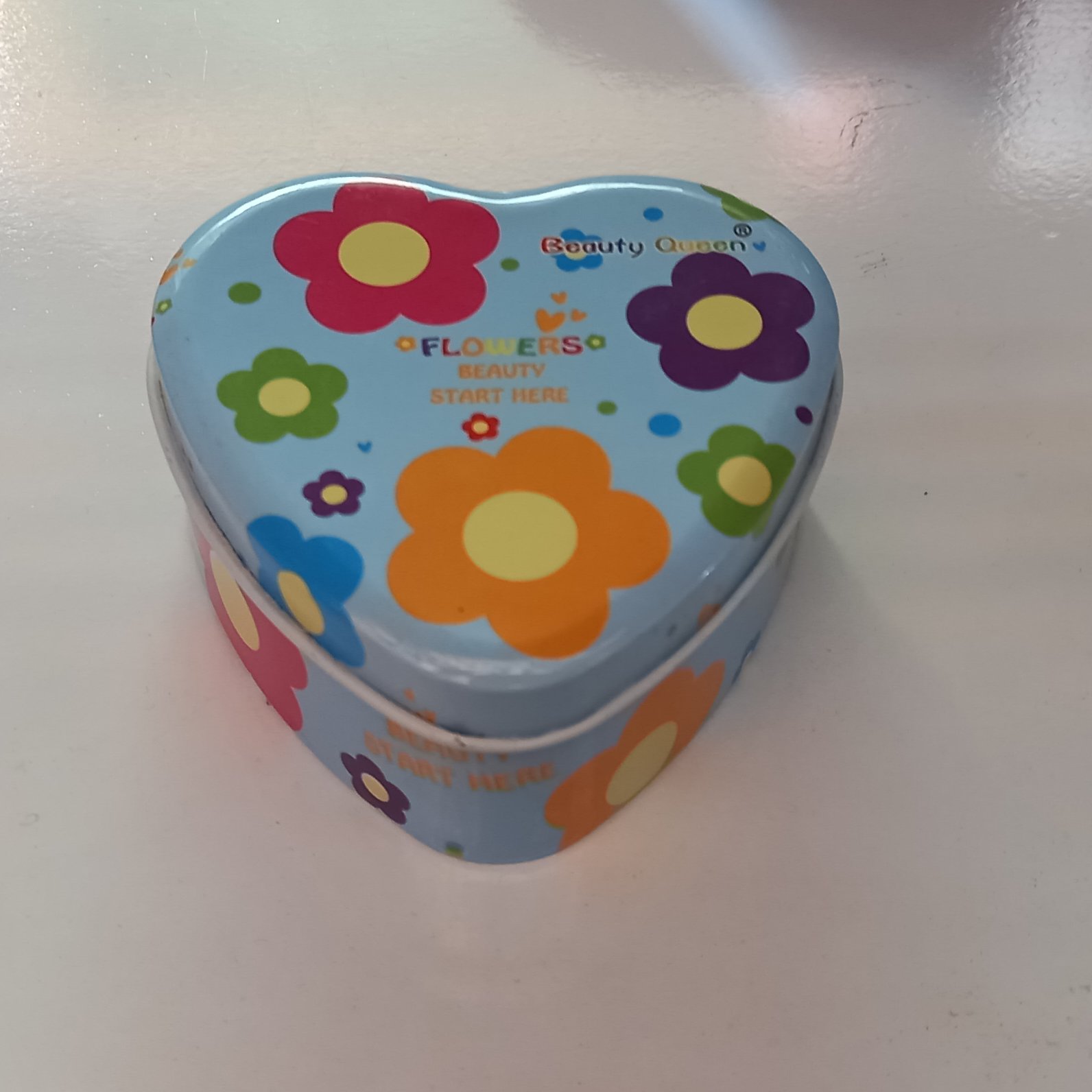 جعبه فلزی به همراه چهل گیس داخلش