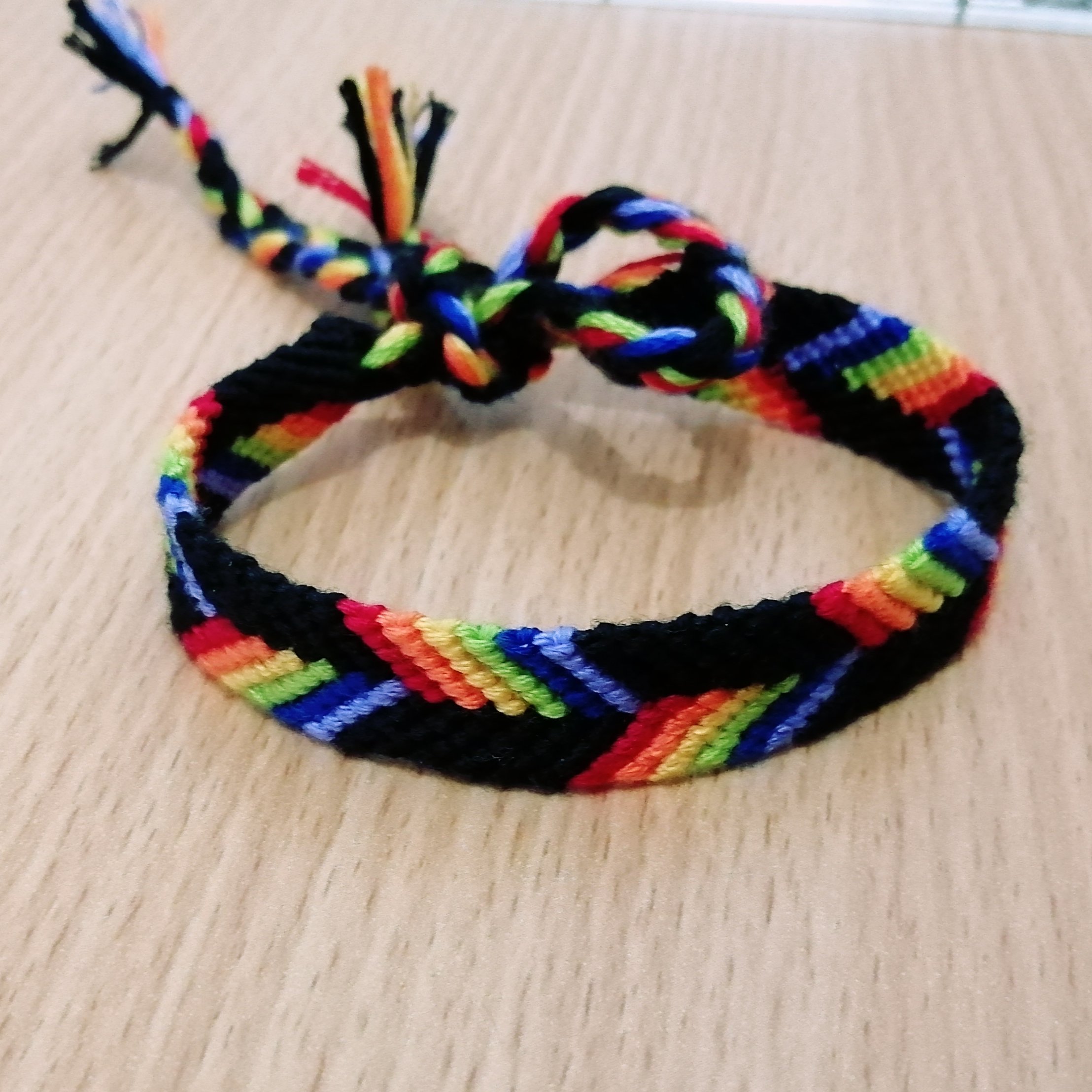 دستبند طرح رنگین کمان