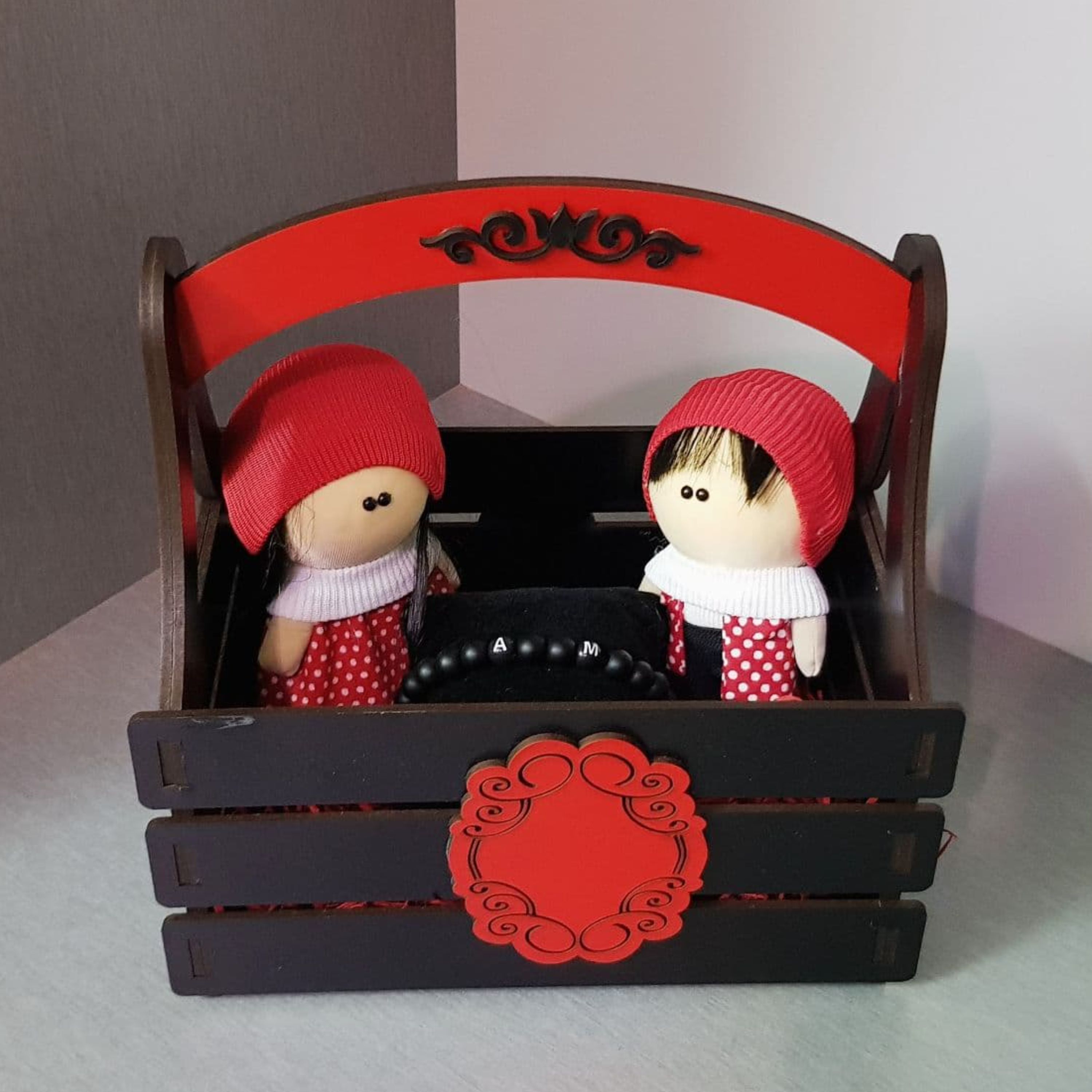 هدیه ( عروسک دختر و پسر و دستبند و سبد چوبی )