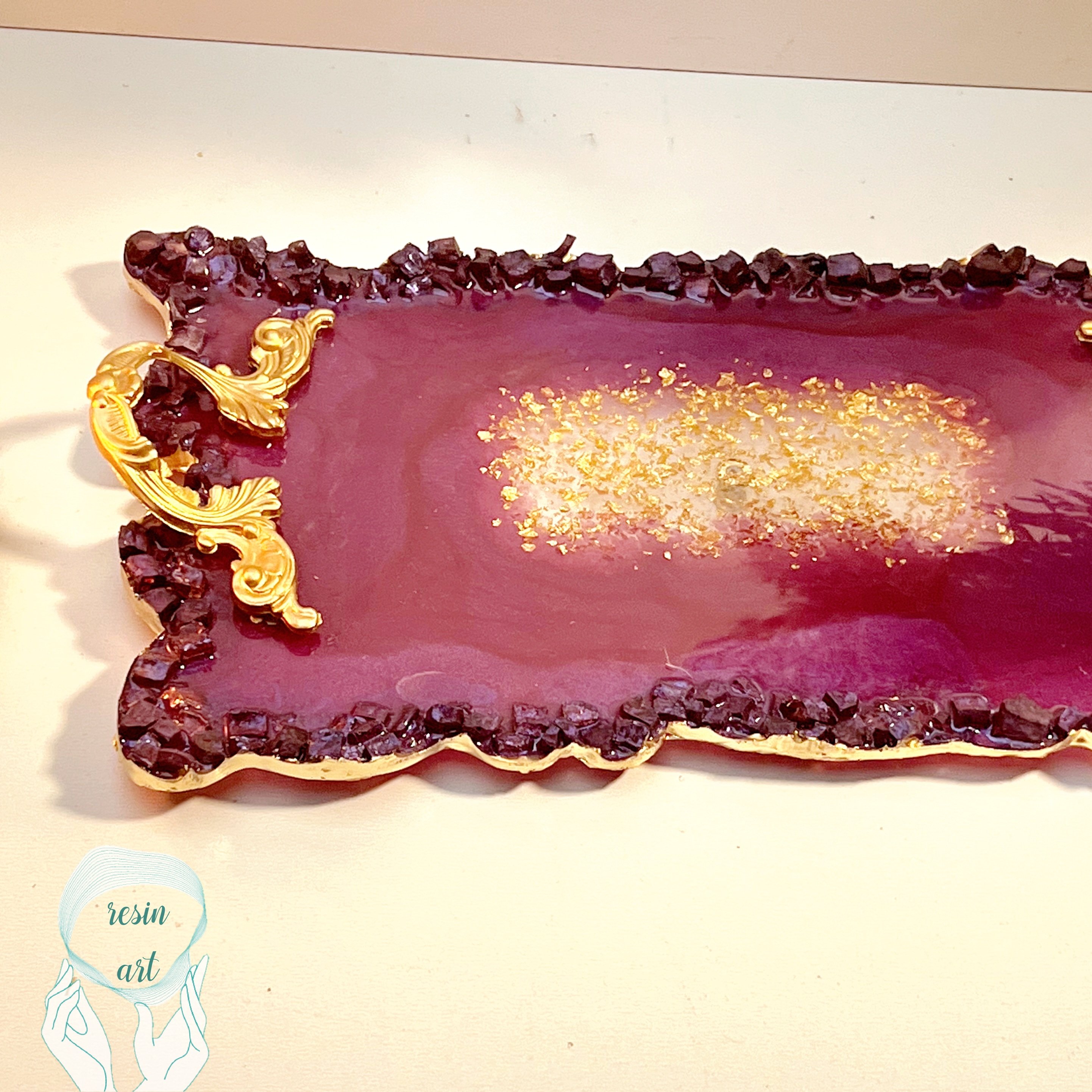 سینی پذیرایی رزینی بنفش یاسی تزئین شده با کریستال پایه دار 