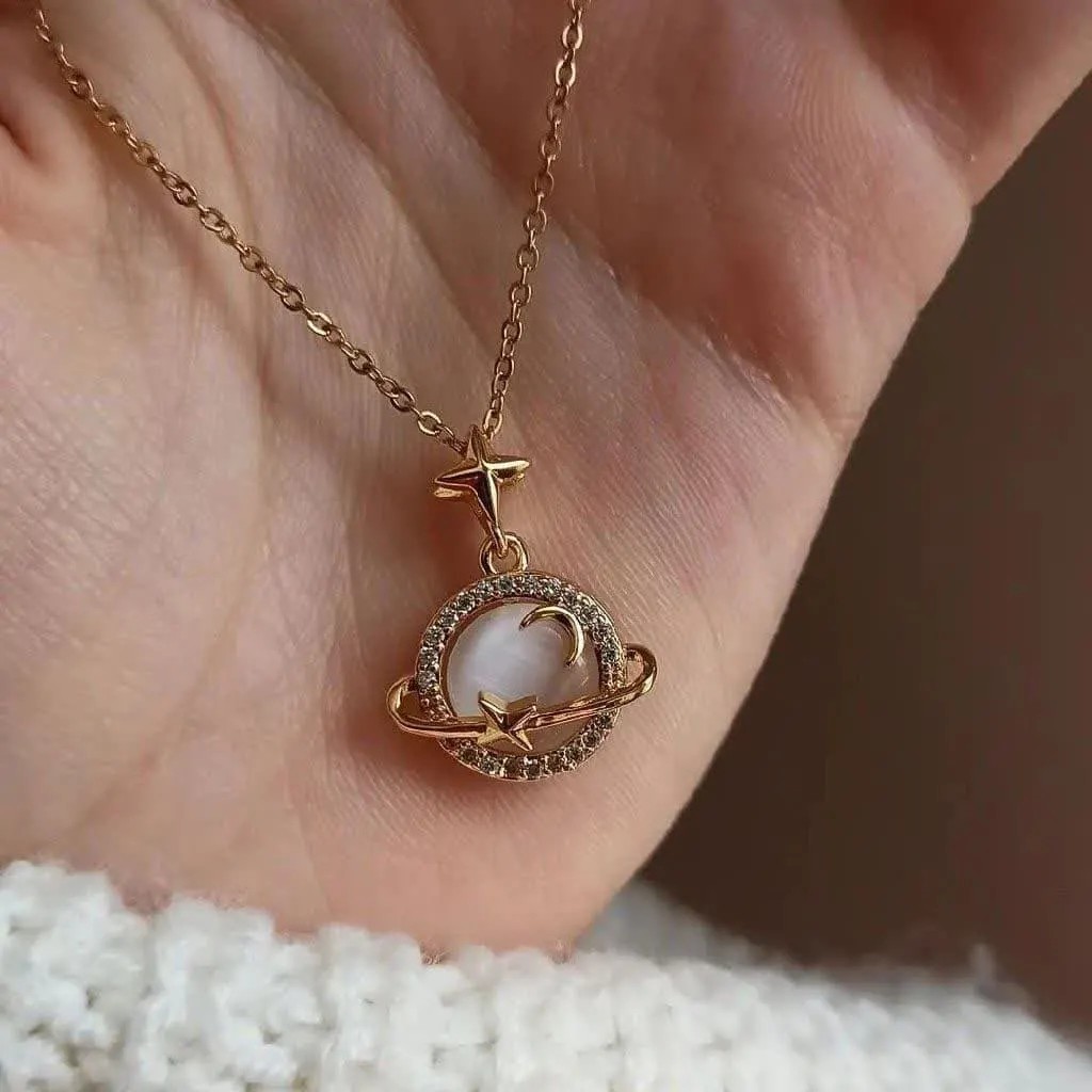 گردنبند زحل طلایی و نقره ای استیل و رنگ ثابت با نگین زیبا