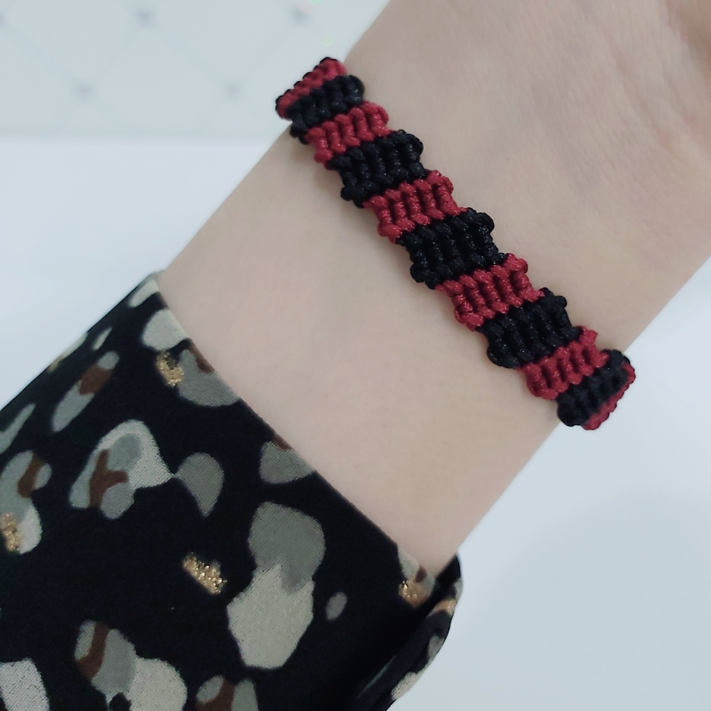 دستبند بافت مکرومه ترکیبی زرشکی و مشکی دخترانه و زنانه