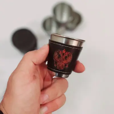 شات کوچک دومان 4عدد با کیف مخصوص مسافرتی(شات قهوه نیم لیوان کوچک) با روکش چرم مصنوعی جنس استیل