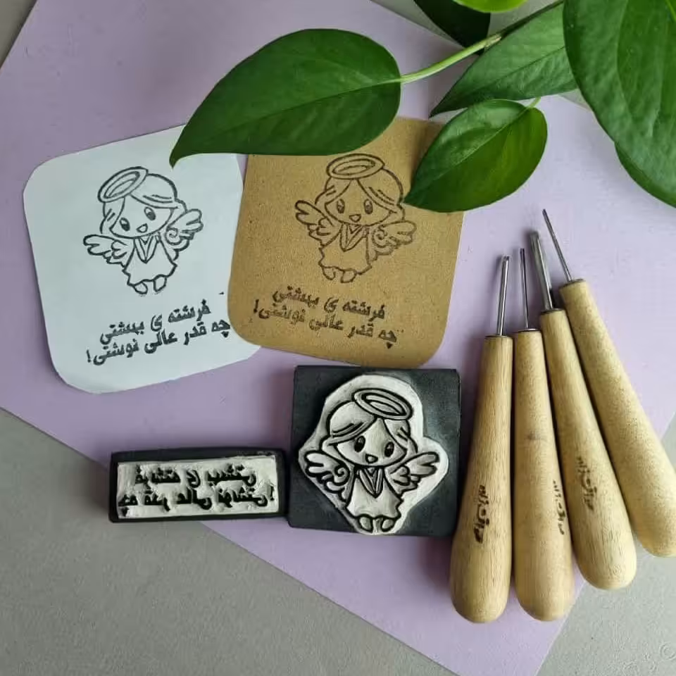 مهر دستساز تشویقی فرشته کوچولو فانتزی  ساخته شده از لینو برای چاپ در کاغذ