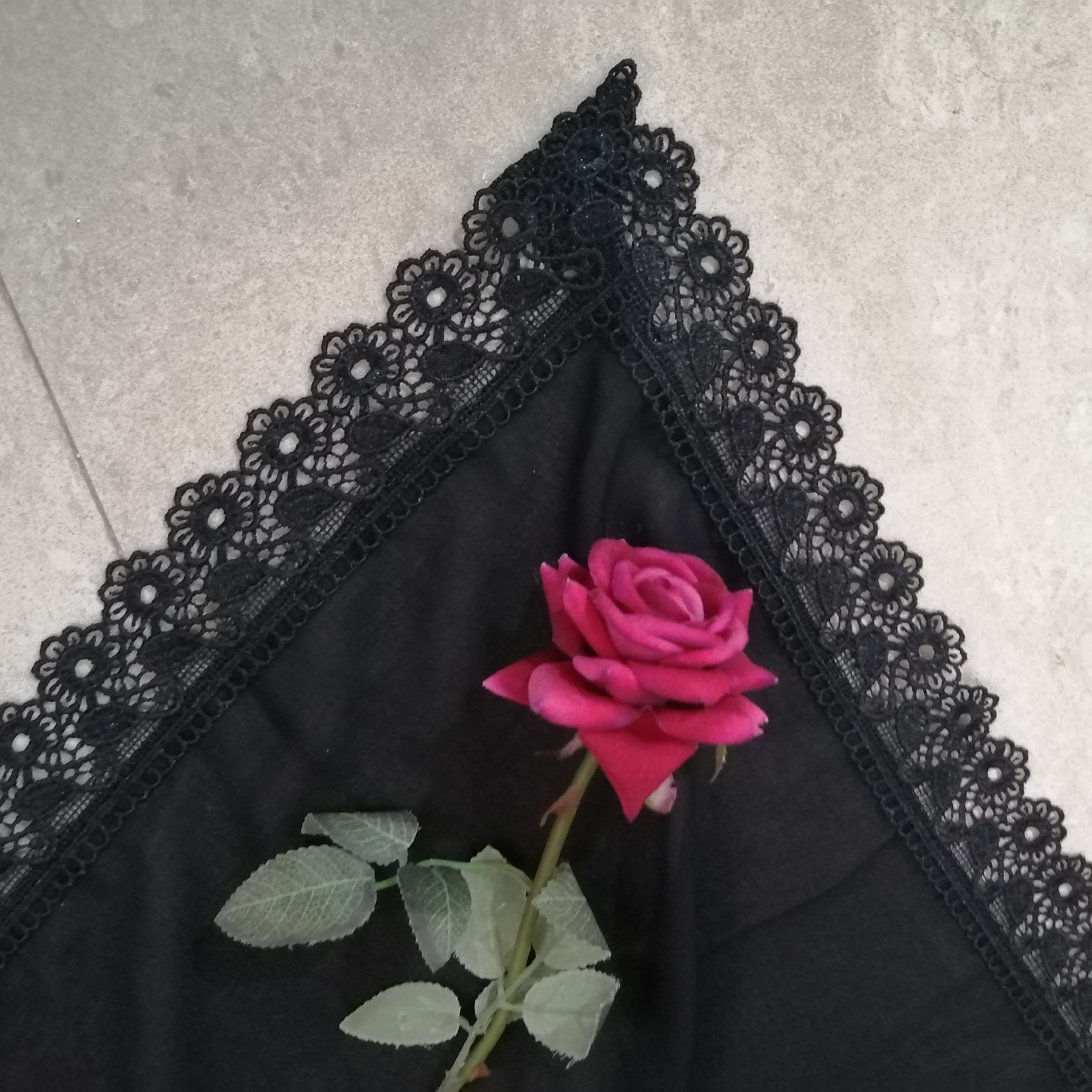 مینی اسکارف جنس کرپ حریر جت بلک بسیار مشکی جنس حاشیه دور گیپور درجه یک