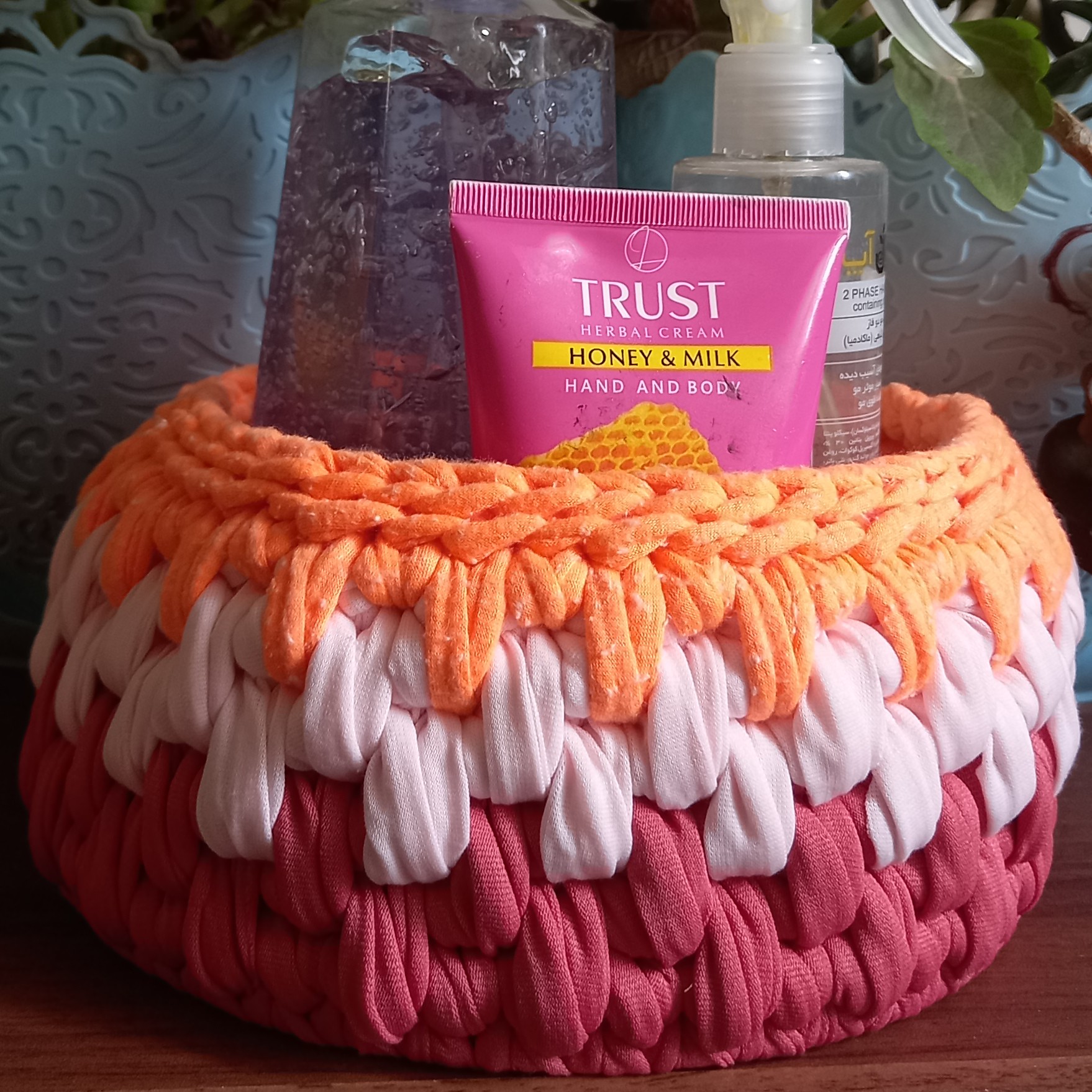 سبد گرد برای لوازم آرایش 