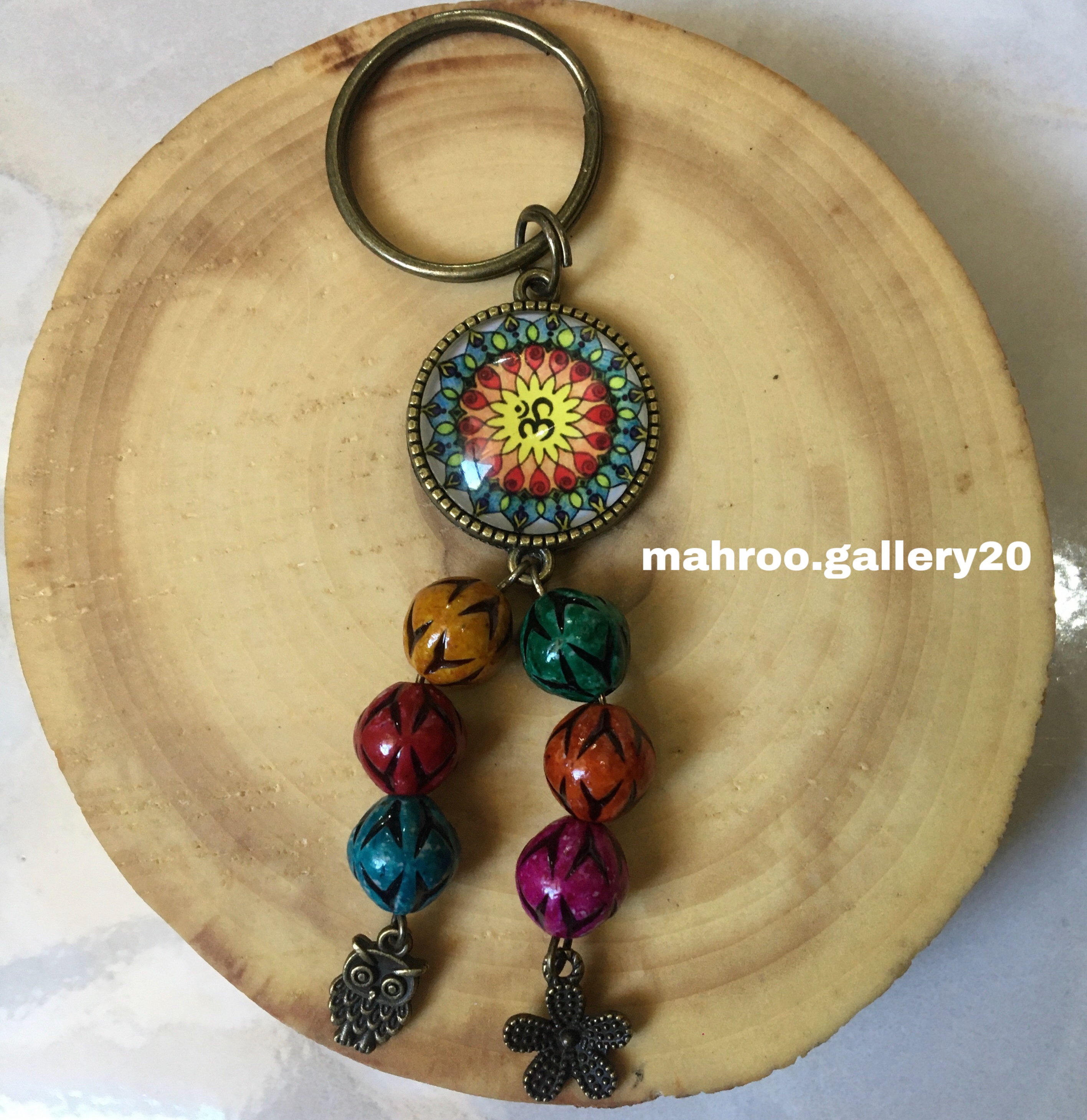 جاکلیدی برنزی با پلاک نماد معروف رزینی با گوی رنگی وآویز گل و جغد