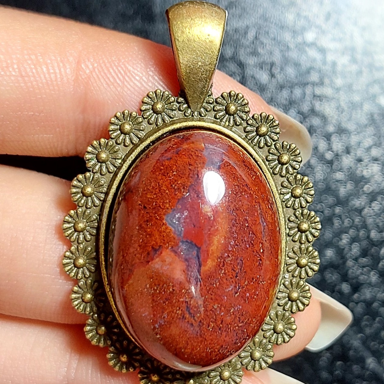 آویز گردنبند با قاب بسیار زیبا نگین جاسپر سرخ بسیار خوشرنگ و خاص کدM185