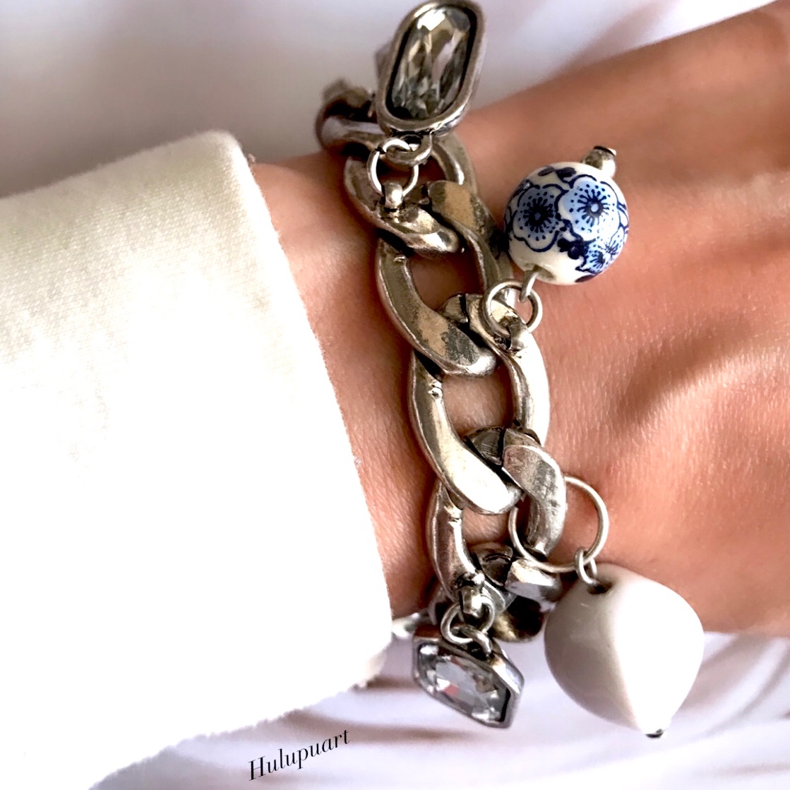 دستبند خاص و زیبای کارتیر با چارمز  زیبا و خاص Hulupuart از کشور هلند کد 411