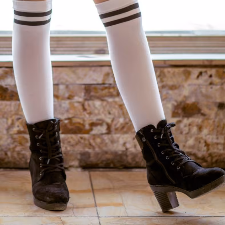 جوراب بالا زانو مدل سفید با دوخط مشکی 