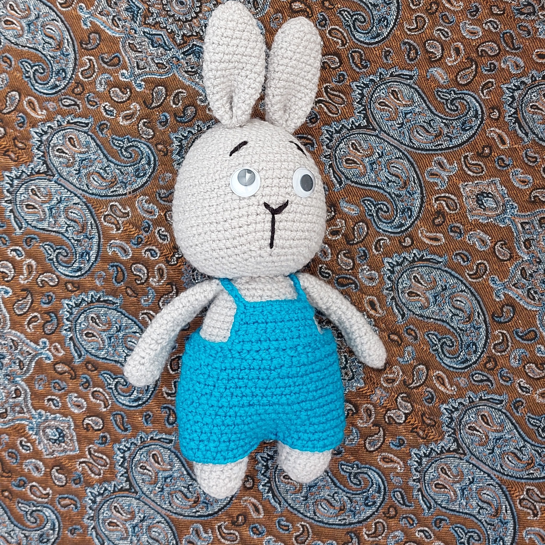 عروسکای بافتنی خرگوشی.