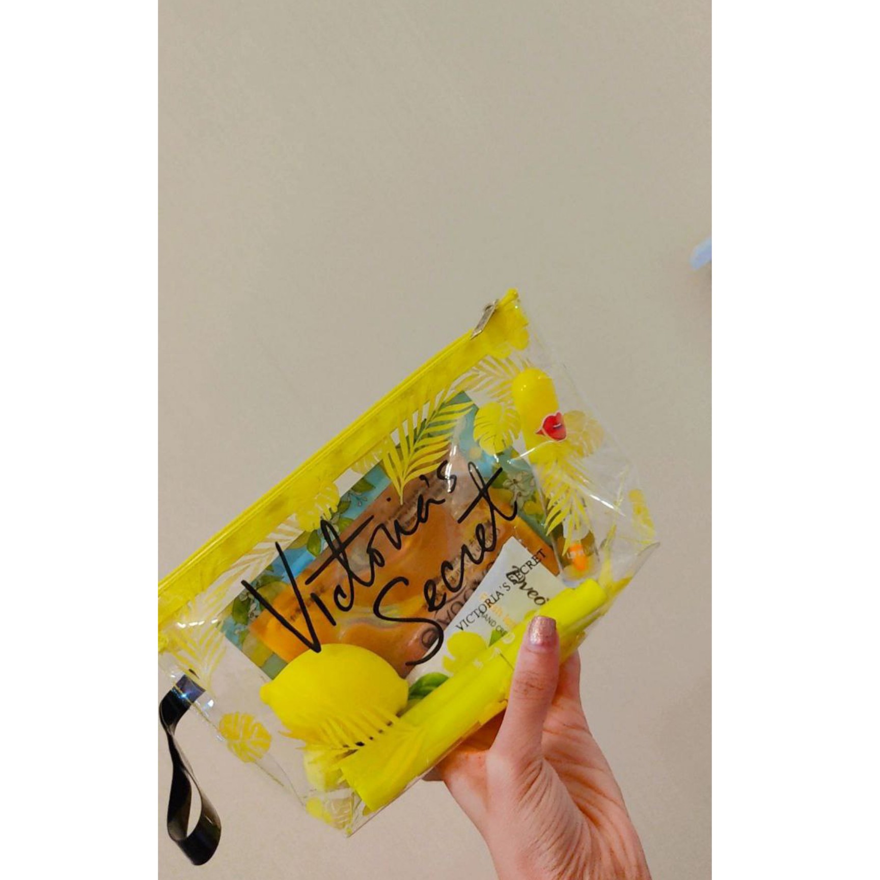 پک هدیه کیفی زرد زنگ جذاب شامل 7 محصول کاربردی 