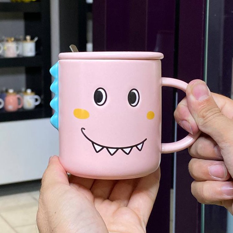 ماگ فانتزی طرح دایناسور خندان، جنسش تمام سرامیک استرنگش صورتی جذاب،دارای درب است. رنگ سبز و آبی داره