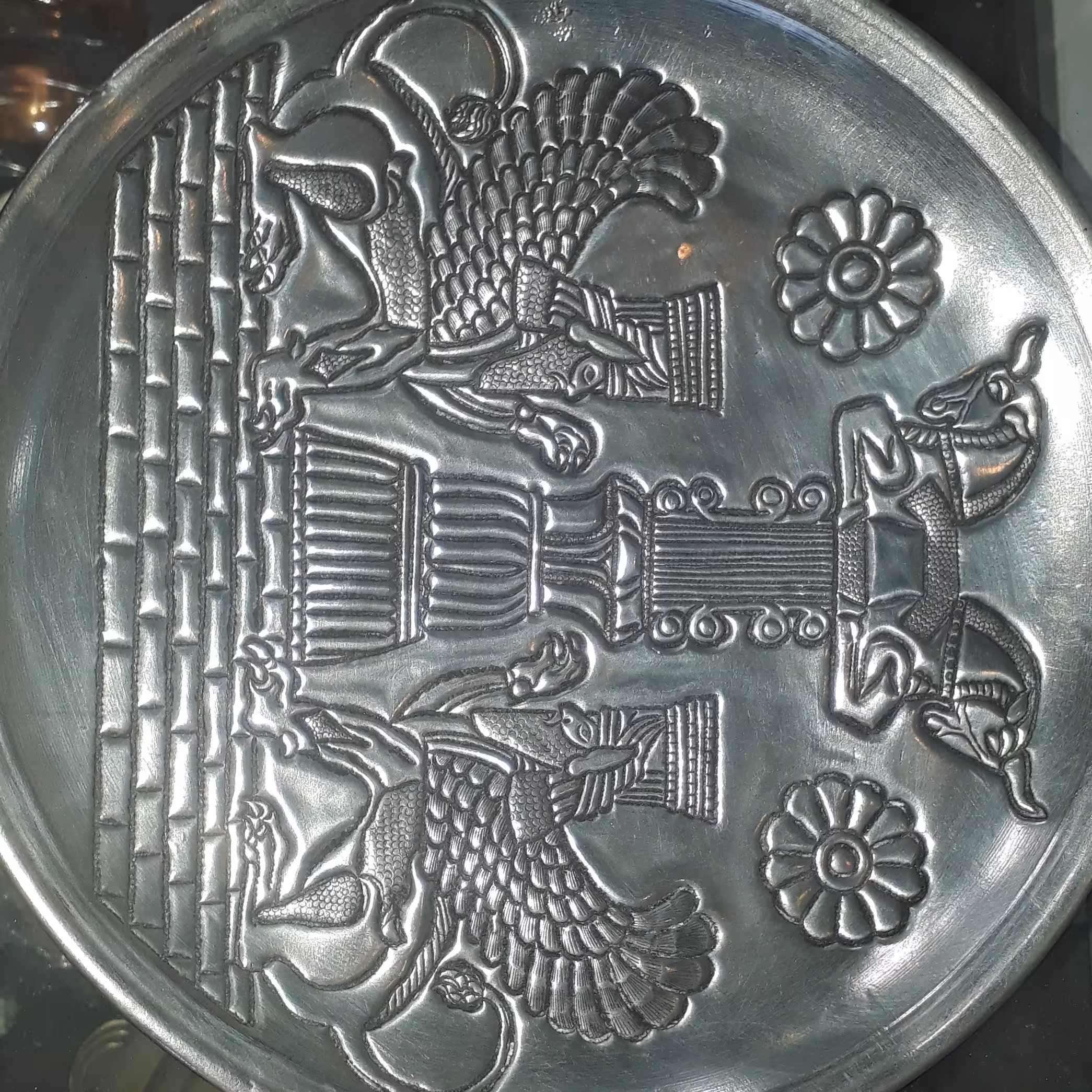 بشقاب قلم زنی شده طرح پاسارگارد 25 سانتی زنجان