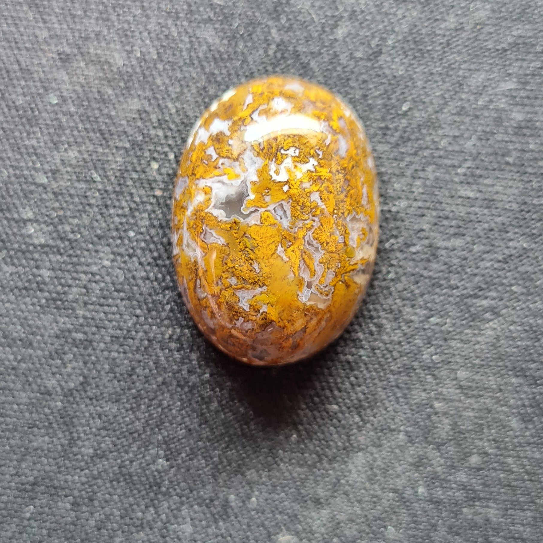 نگین عقیق شجر پاییزه تراش دامله(مشخصات: طول: 2.1 سانتی متر. عرض: 1.6 سانتی متر. ارتفاع: 0.7 سانتی متر.)