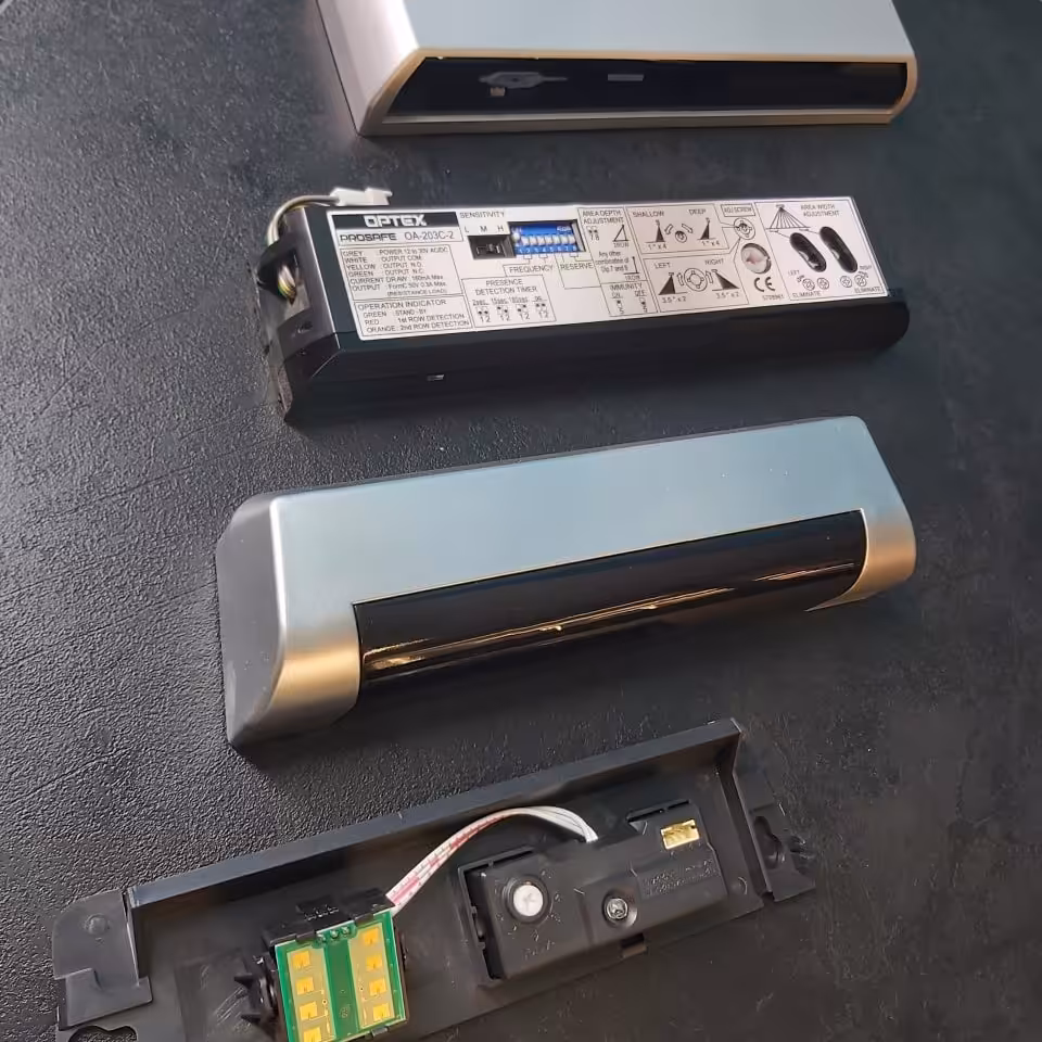 سنسور حرکتی مدل خطی (چشمی خطی) مناسب برای انواع اپراتور های درب