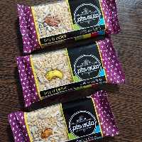 کنجد عسلی  مانی کام  ،یک میان وعده کامل به همراه مغزیجات