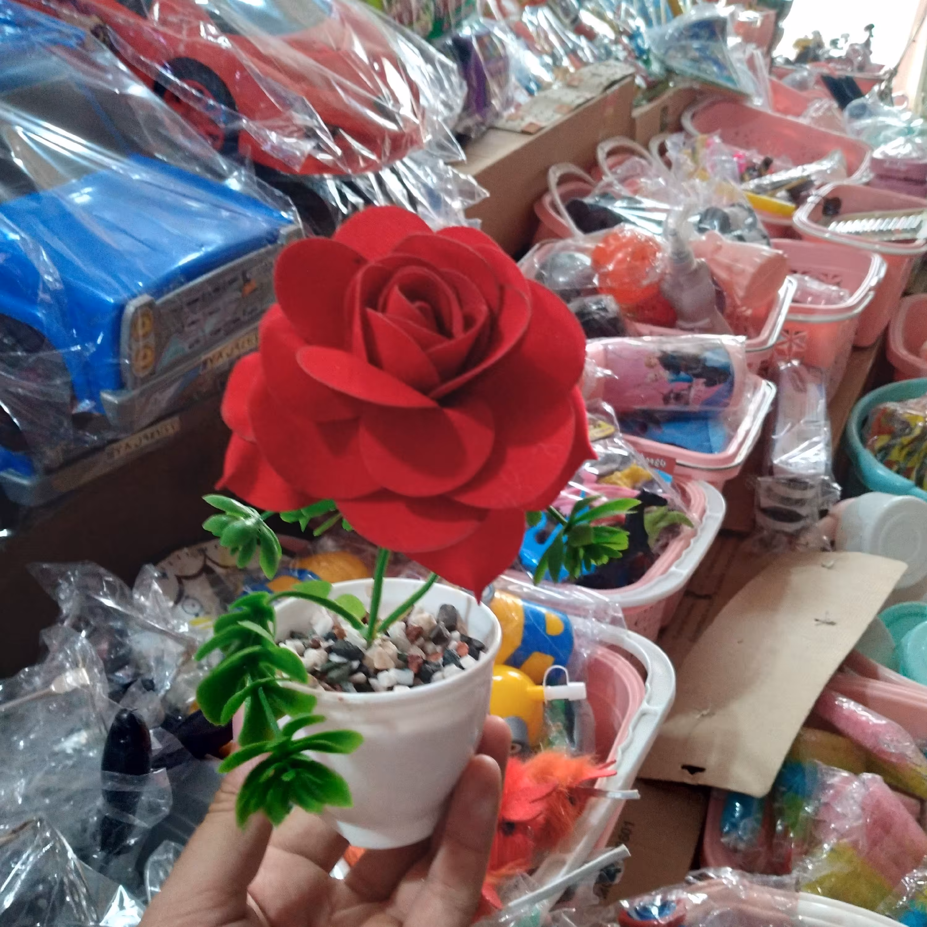گل رز گلدان شیشه ای و پلاستیکی