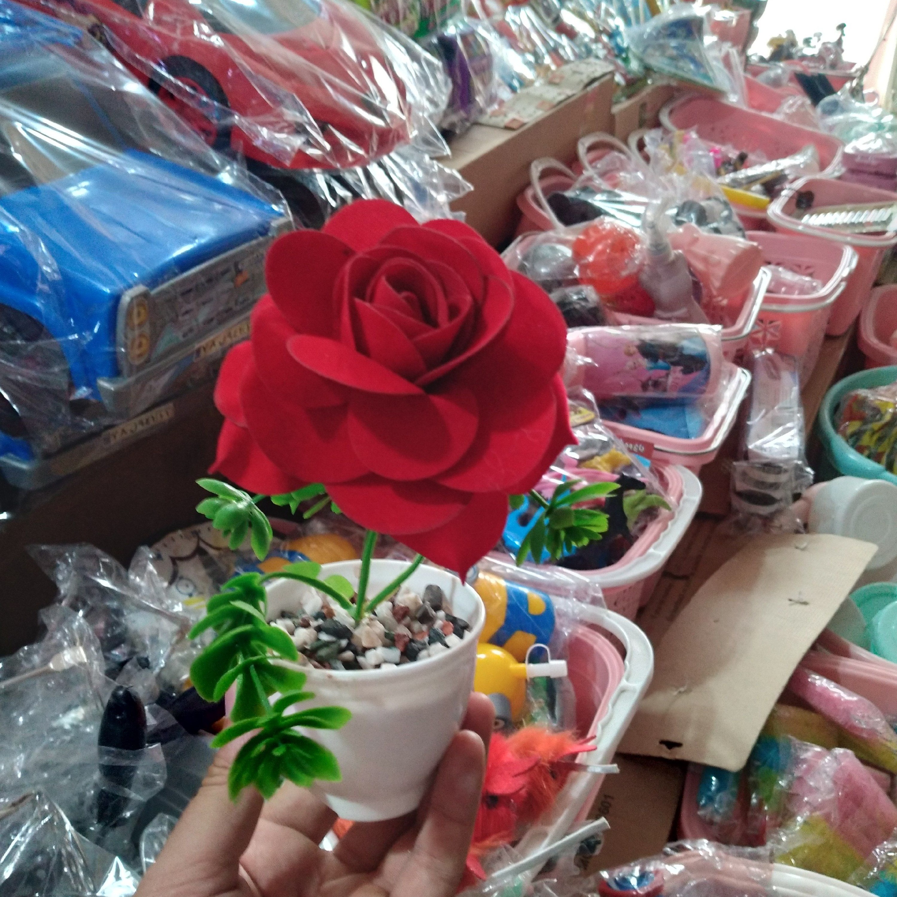 گل رز گلدان شیشه ای و پلاستیکی