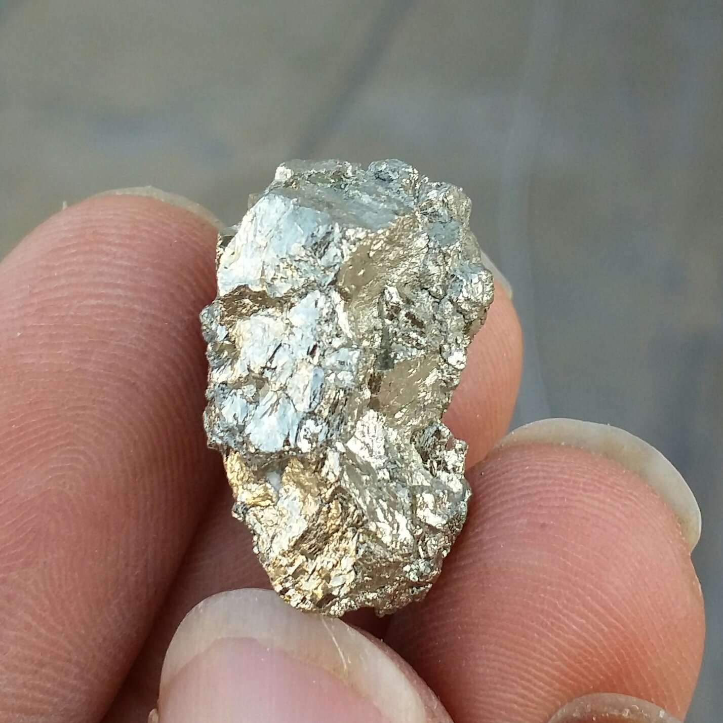 سنگ راف حبه شده پیریت طلایی ملقب به سنگ طلا 100 در 100 طبیعی شاهکار خلقت
بی نظیر
کد 9711