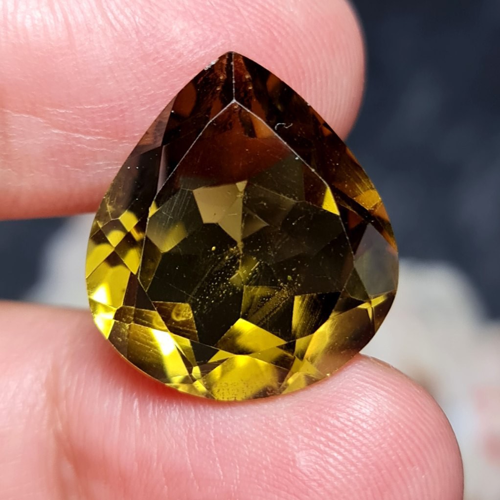  نگین فوق العاده زیبای سنگ هانی کوارتز آفریقایی اصل معدنی با وزن 21.35  قیراط   
کد 26848