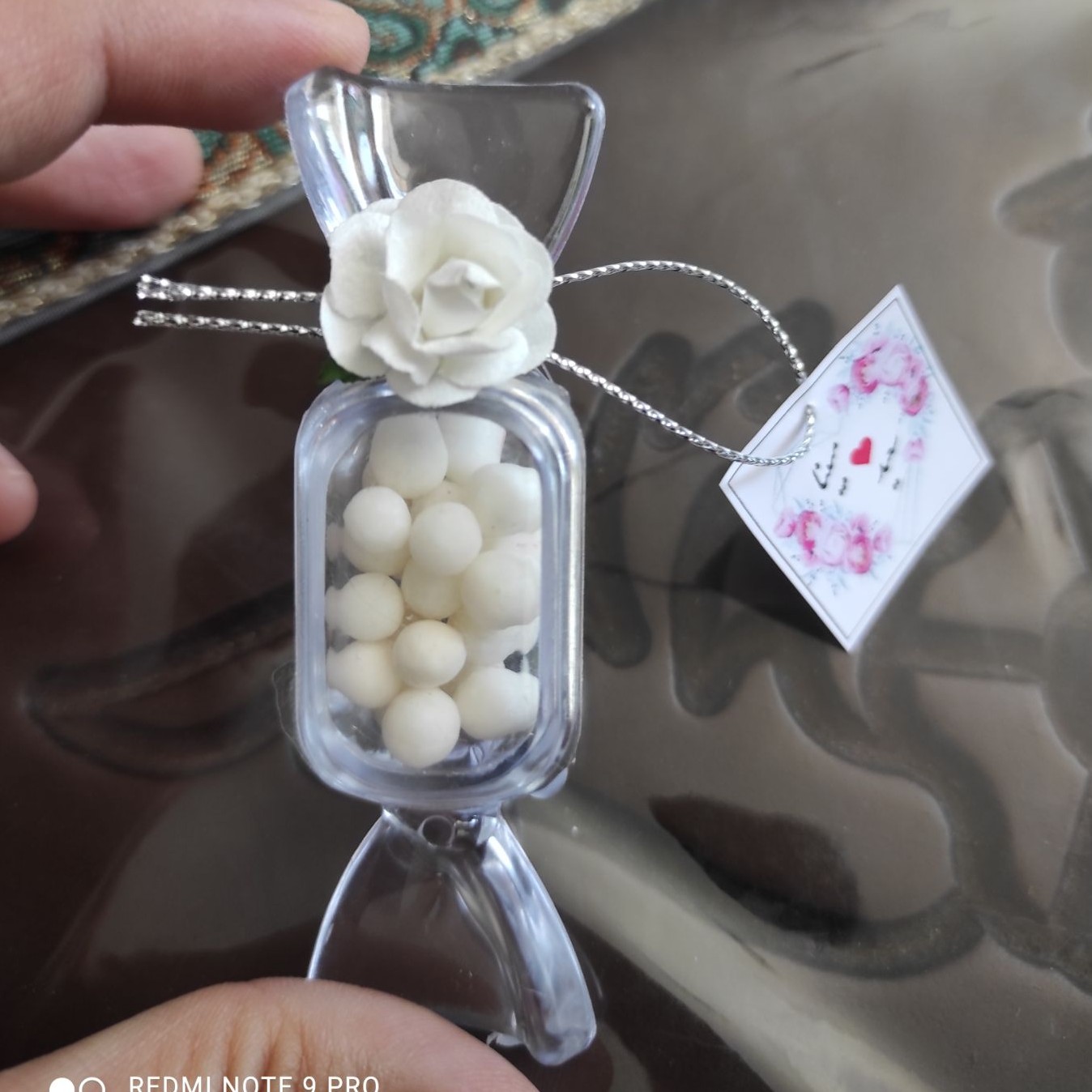 گیفت شکلاتی با نقل سفید
