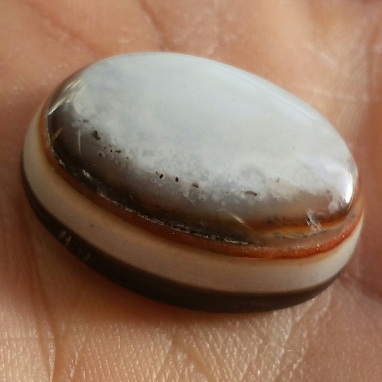 نگین عقیق چند پوست محششر بی نظیر دیدنی
کاملا طبیعی
بدون بهسازی
خوش رنگ و بسیار زیبا
خوش تراش
شاهکار خلقت