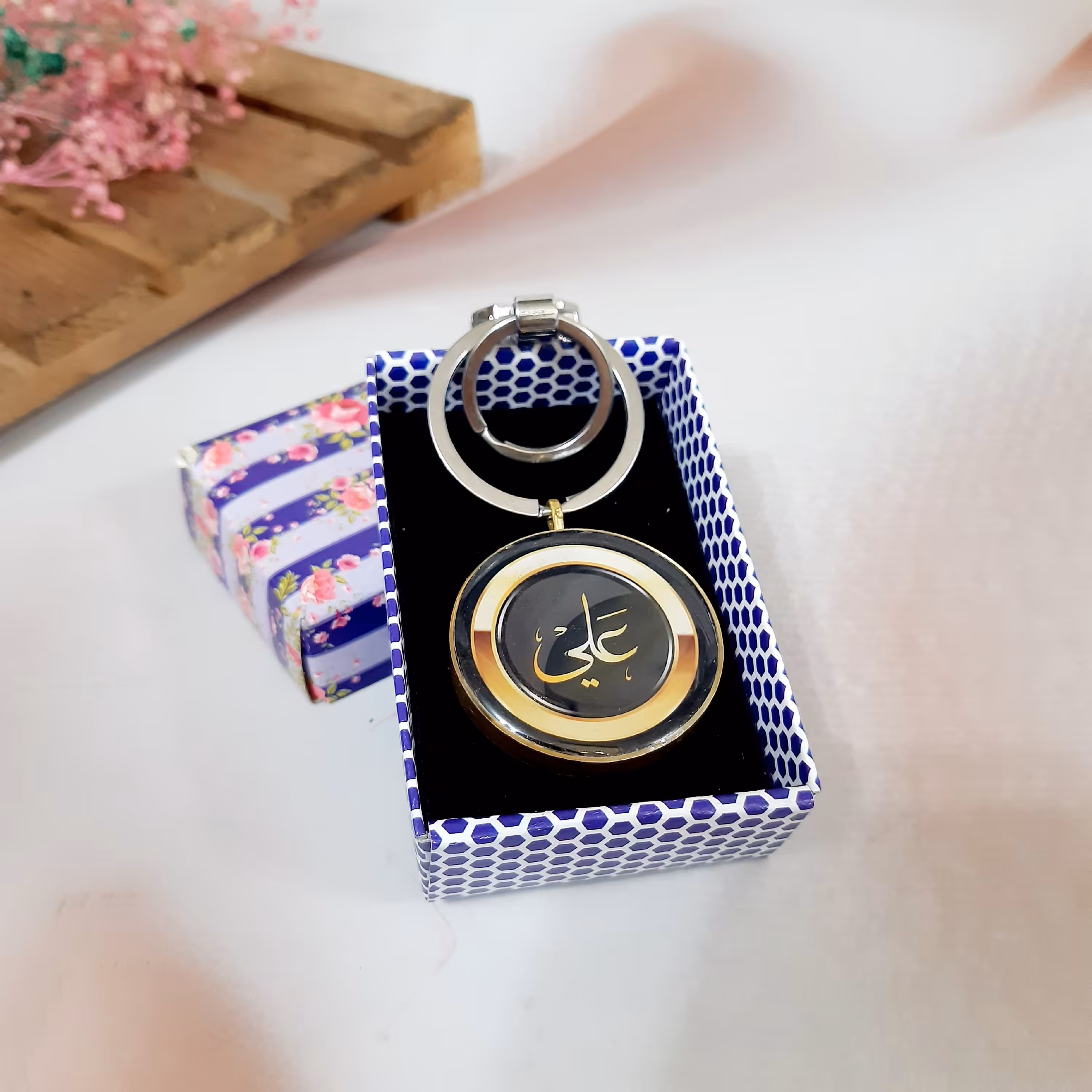 جاسوئیچی رزینی دو طرفه .یک طرف اسم یک طرف عکس ماشین. فقط کافیه عکستونو برام بفرستین