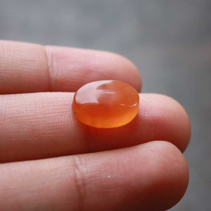 نگین عقیق یمنی اصل و معدنی و طبیعی آبدار و تا حدودی لونه زنبوری رنگ پرتغالی لانه زنبوری یمانی  کد 18